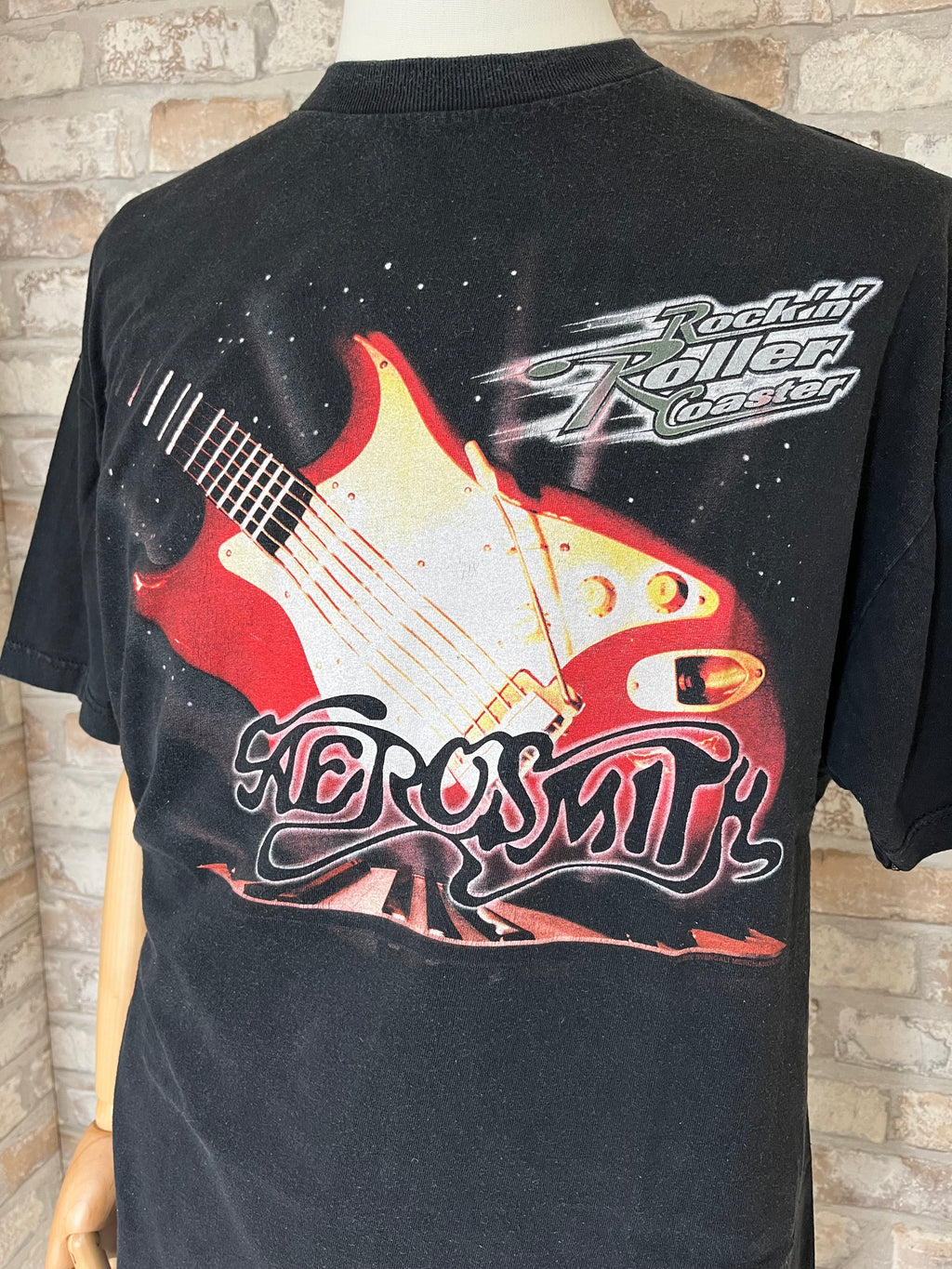 T-Shirt Vintage Aerosmith Rockin' Roller Coaster Disney World Officiel de face gros plan sur l'imprimé et le tissu vintage