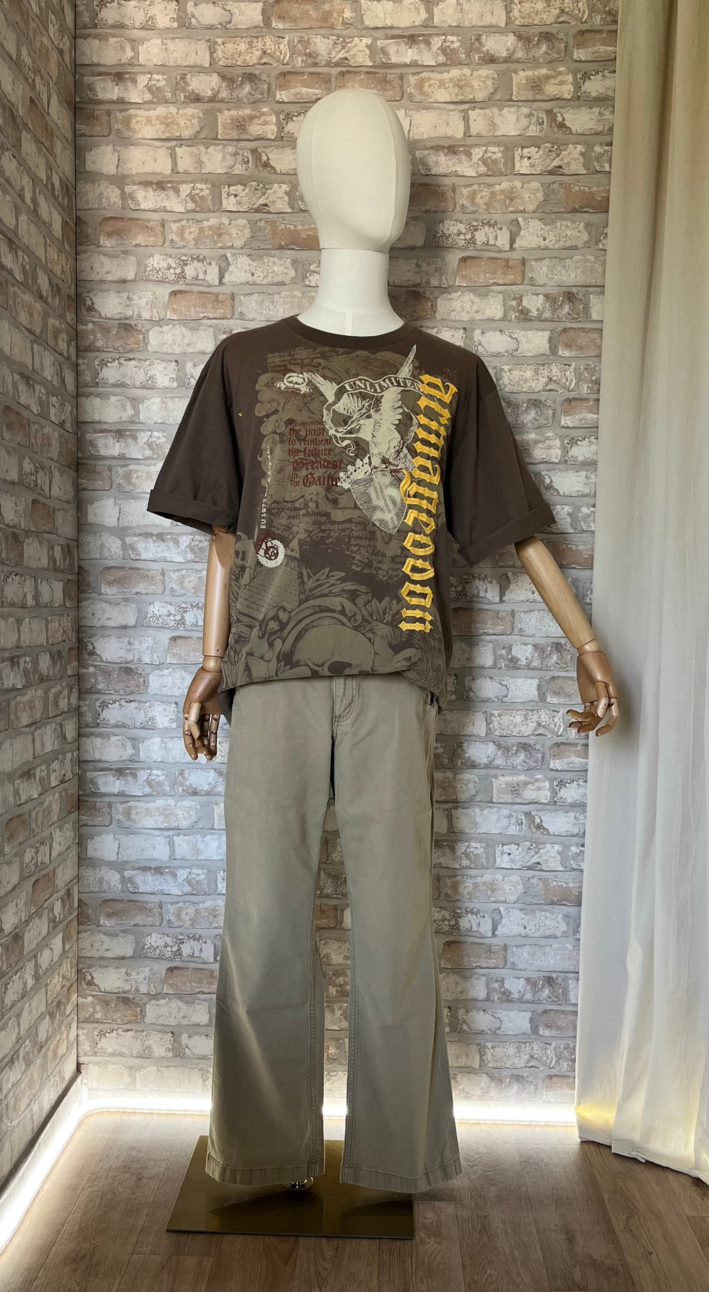 T-Shirt Vintage Ecko Unltd "Armageddon"style Streetwear 90s/Y2K, porté sur un mannequin de face avec un pantalon Carhartt