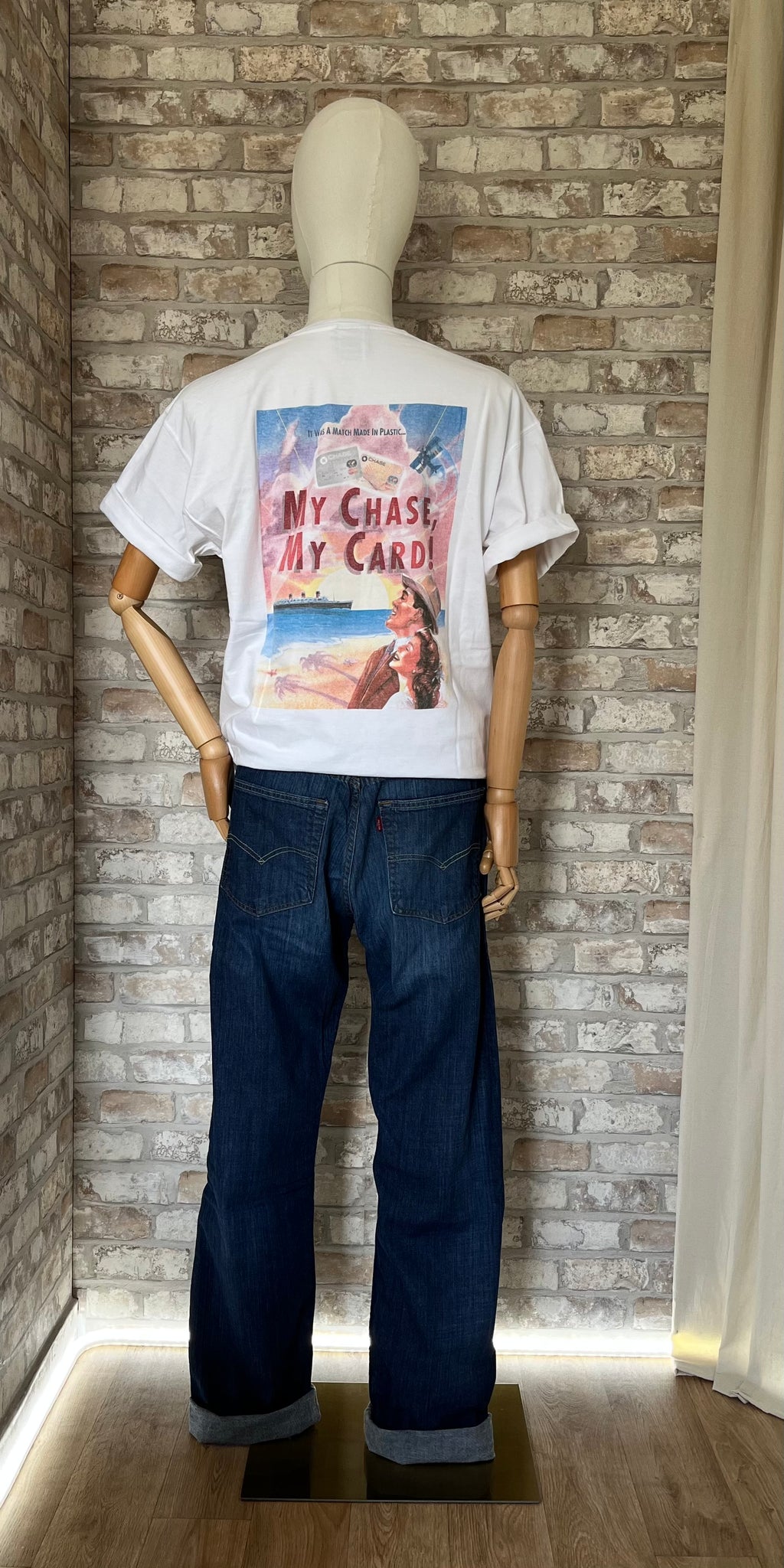 T-shirt Jerzees vintage 90, porté de dos sur un mannequin avec un jean Levis 505