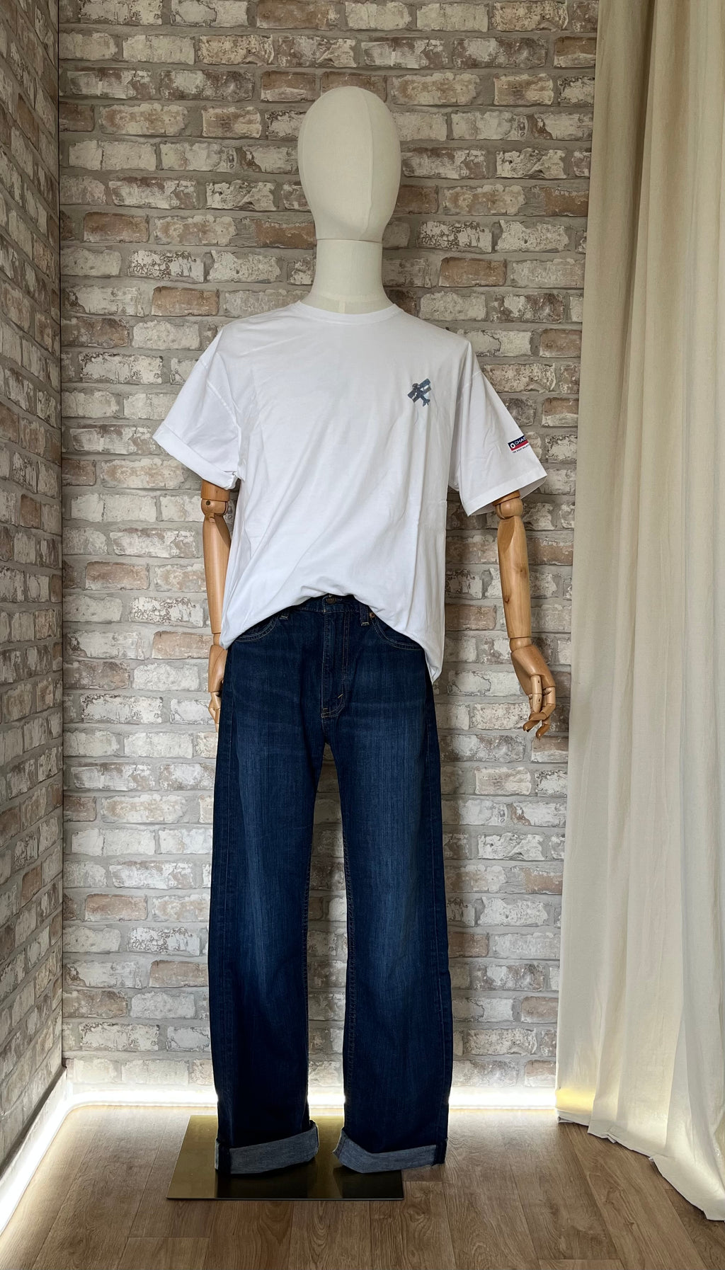 T-shirt Jerzees vintage 90, porté de face sur un mannequin avec un jean Levis 505