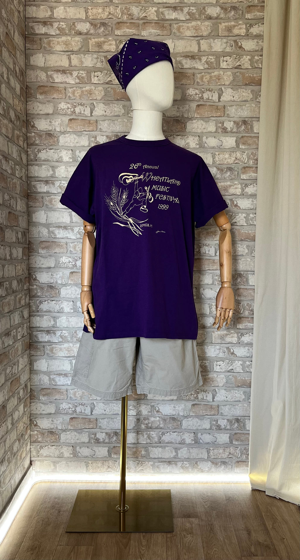 T-Shirt violet Vintage Russell Athletic de face avec bermuda Carhartt beige et Bandana violet Vintage sur la tête