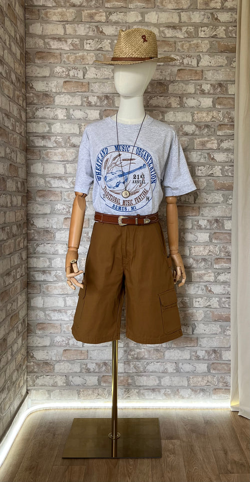 Bermuda cargo marron Dickies porté avec un t-shirt vintage gris Russell Athletic de 1994, une ceinture en cuir et des bijoux.