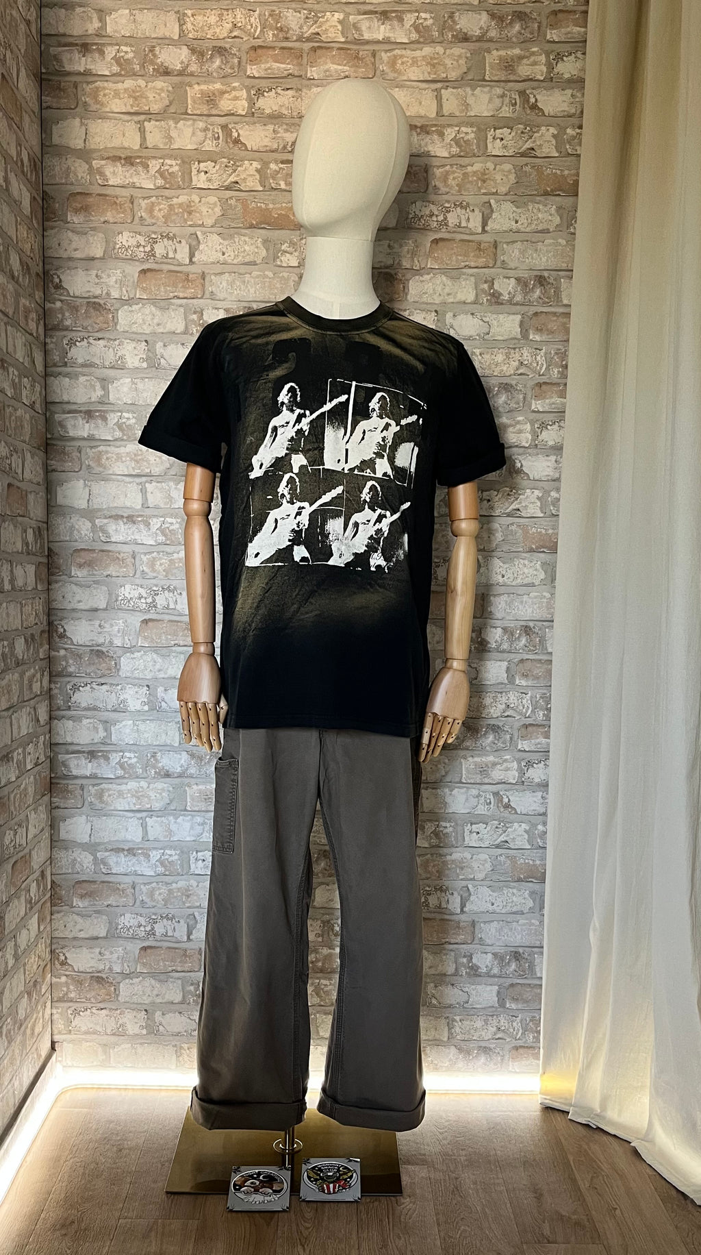 T-Shirt Vintage SBRBN Dee Dee Ramone RIP 2002 The Ramones avec un pantalon Carhartt sur mannequin de face et des patchs la Barbuda au sol