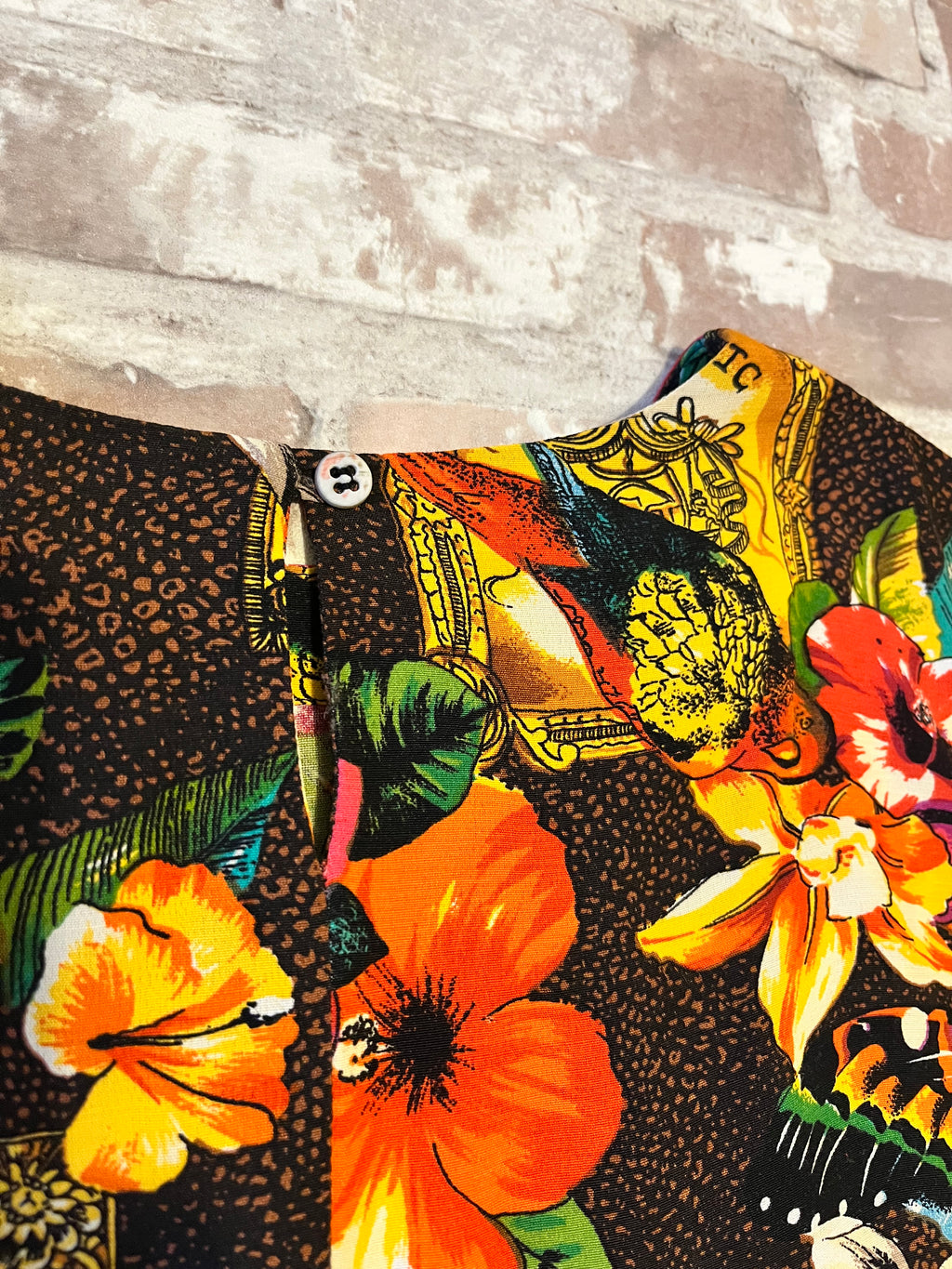 Top Cropped Vintage Havana Nights | Carole Little | Années 90 | Imprimé Maximaliste Tropical | USA / détails col