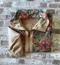 Veste bomber vintage en soie Fuda International des années 90 à motifs pied-de-poule et paisley, présentée pliée à plat.