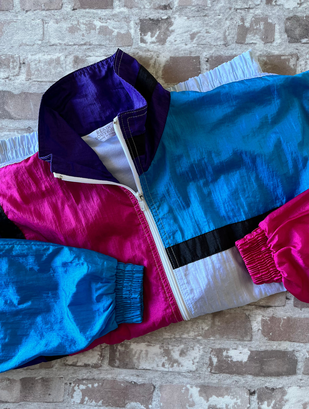 este rétro zippée Blair Boutique au motif colorblock néon et pastel, présentée à plat.