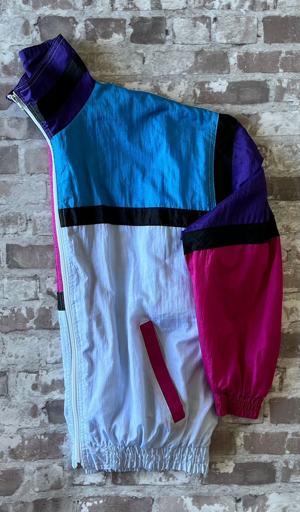 Veste rétro zippée Blair Boutique au motif colorblock néon et pastel, présentée à plat.