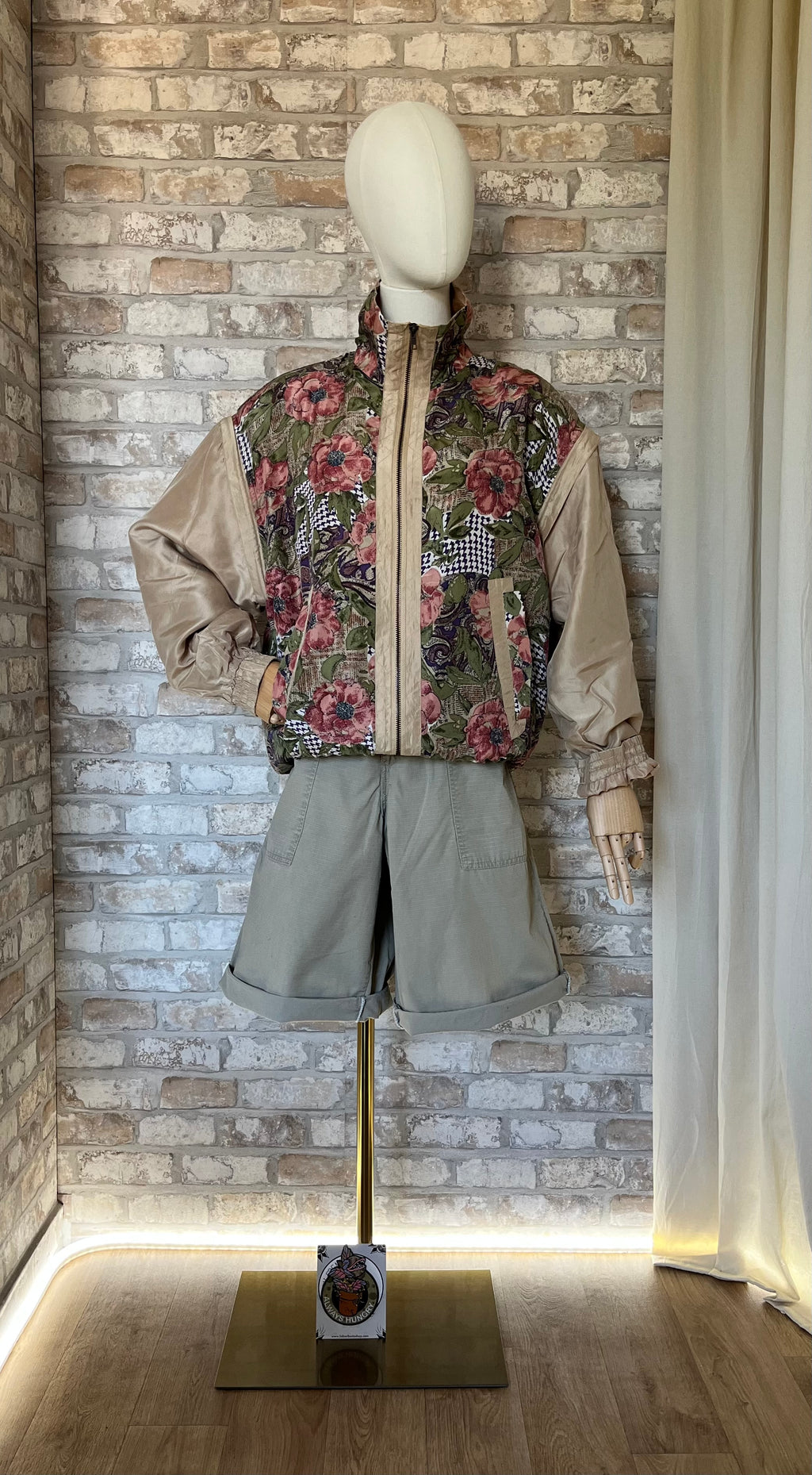 Veste track jacket vintage en soie Fuda International à imprimé paisley portée avec un bermuda Dickies beige sable et un patch La Barbuda.