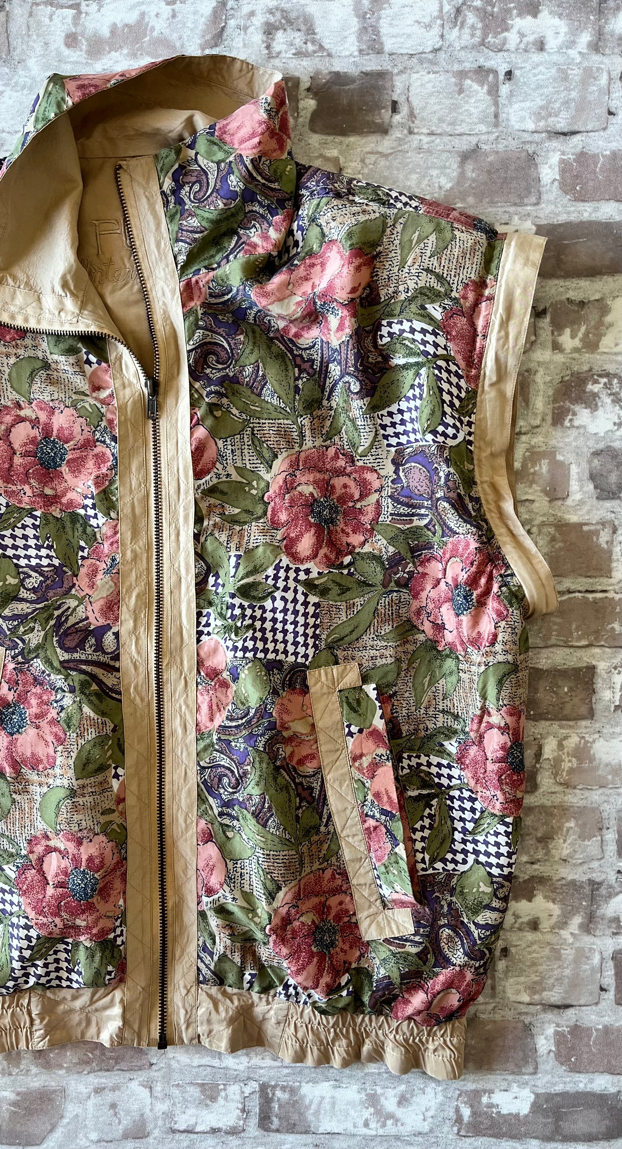 Veste bomber vintage en soie Fuda International des années 90 à motifs pied-de-poule et paisley, présentée à plat, sans manche.