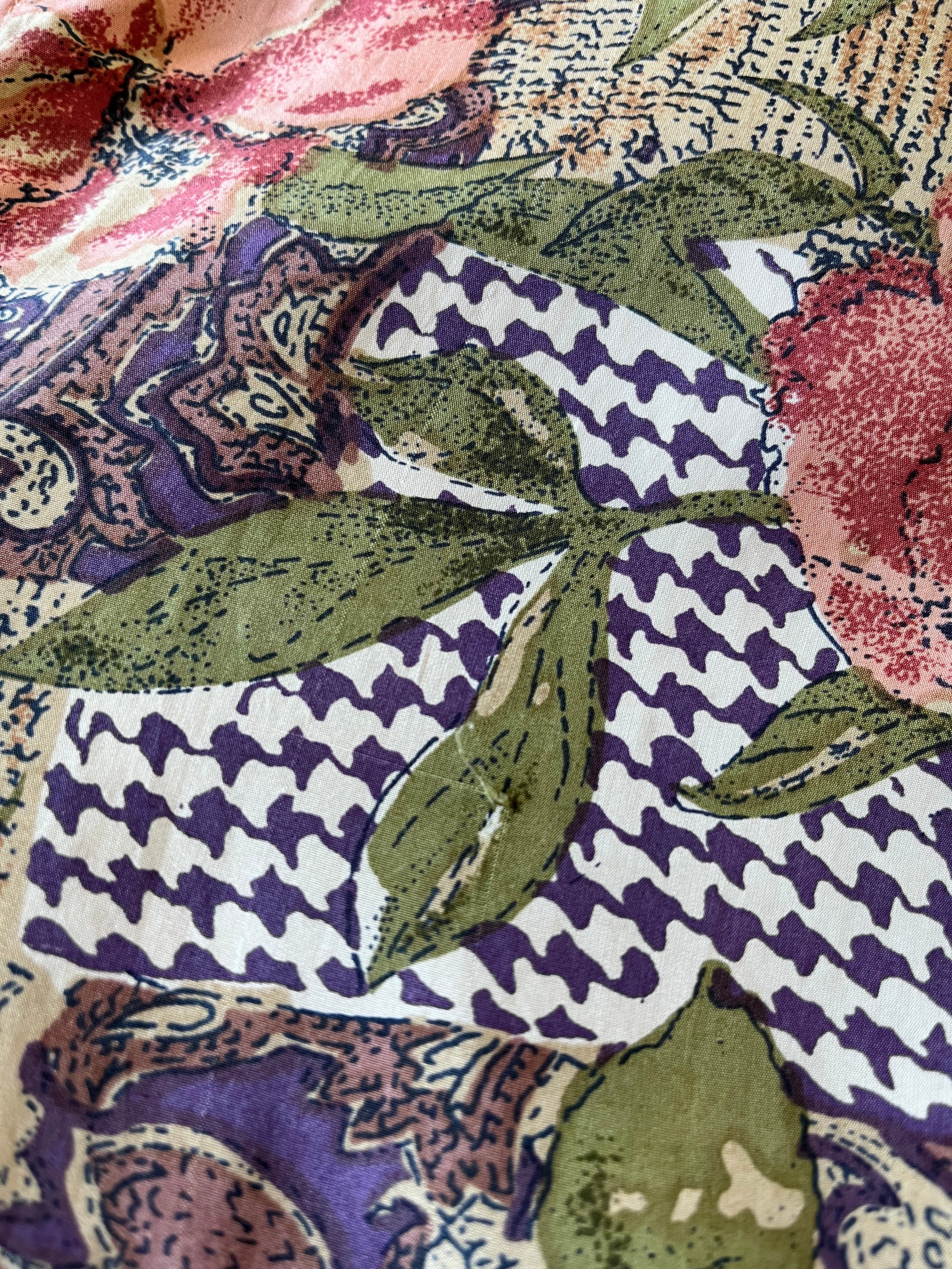 Veste bomber vintage en soie Fuda International des années 90 à motifs pied-de-poule et paisley, présentée à plat / Focus fils tirés