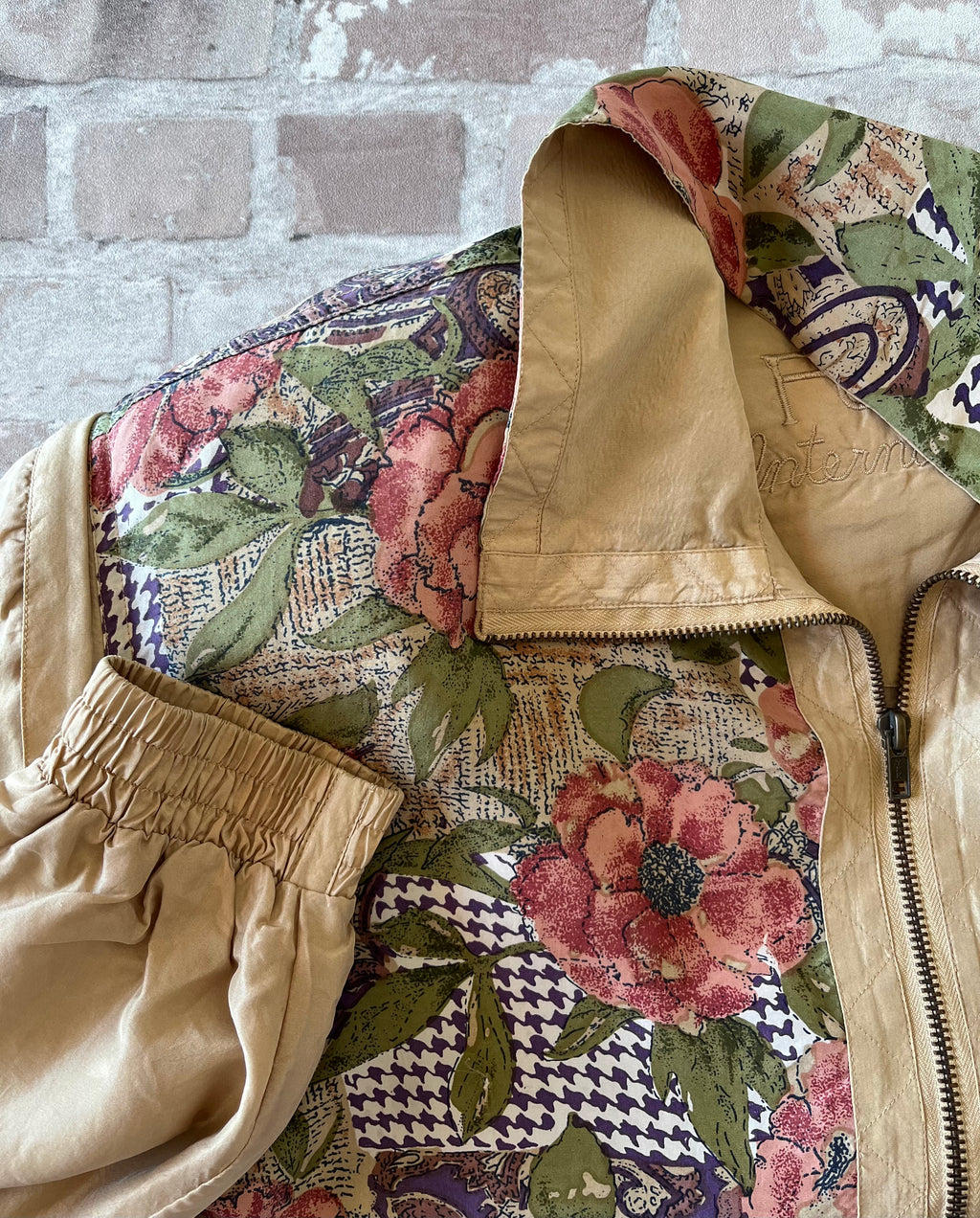 Veste bomber vintage en soie Fuda International des années 90 à motifs pied-de-poule et paisley, présentée à plat, détails