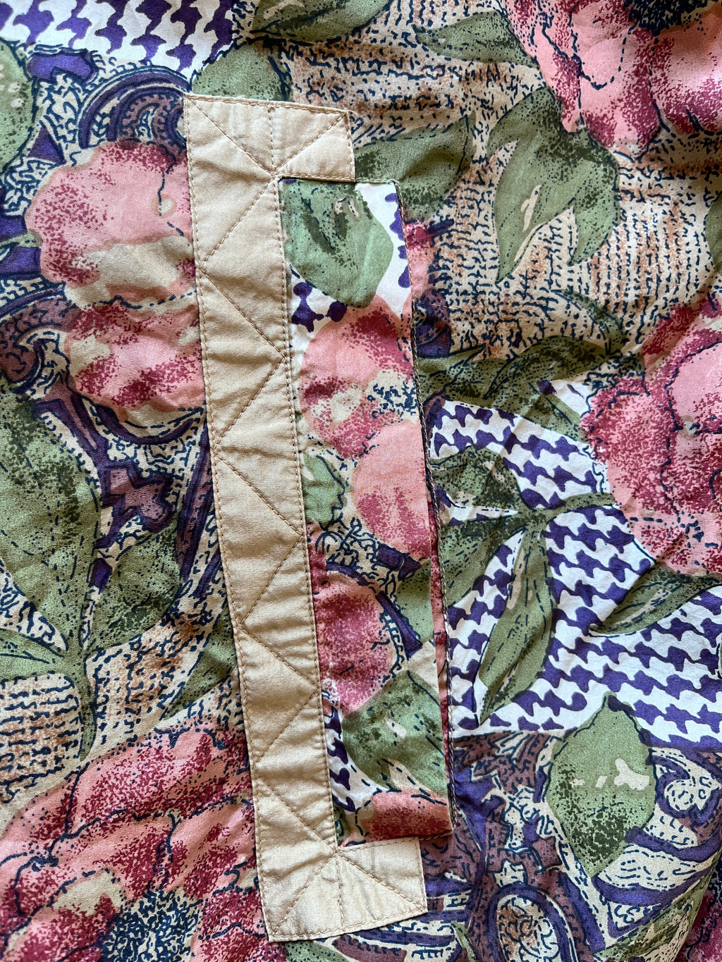 Veste bomber vintage en soie Fuda International des années 90 à motifs pied-de-poule et paisley, présentée pliée à plat, détails poche et imprimé.