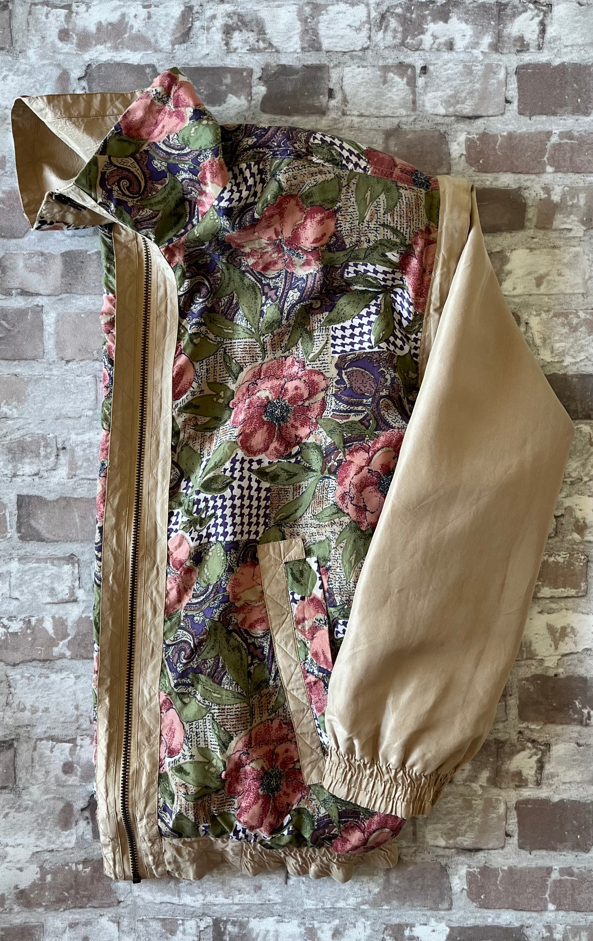 Veste bomber vintage en soie Fuda International des années 90 à motifs pied-de-poule et paisley, présentée pliée à plat.