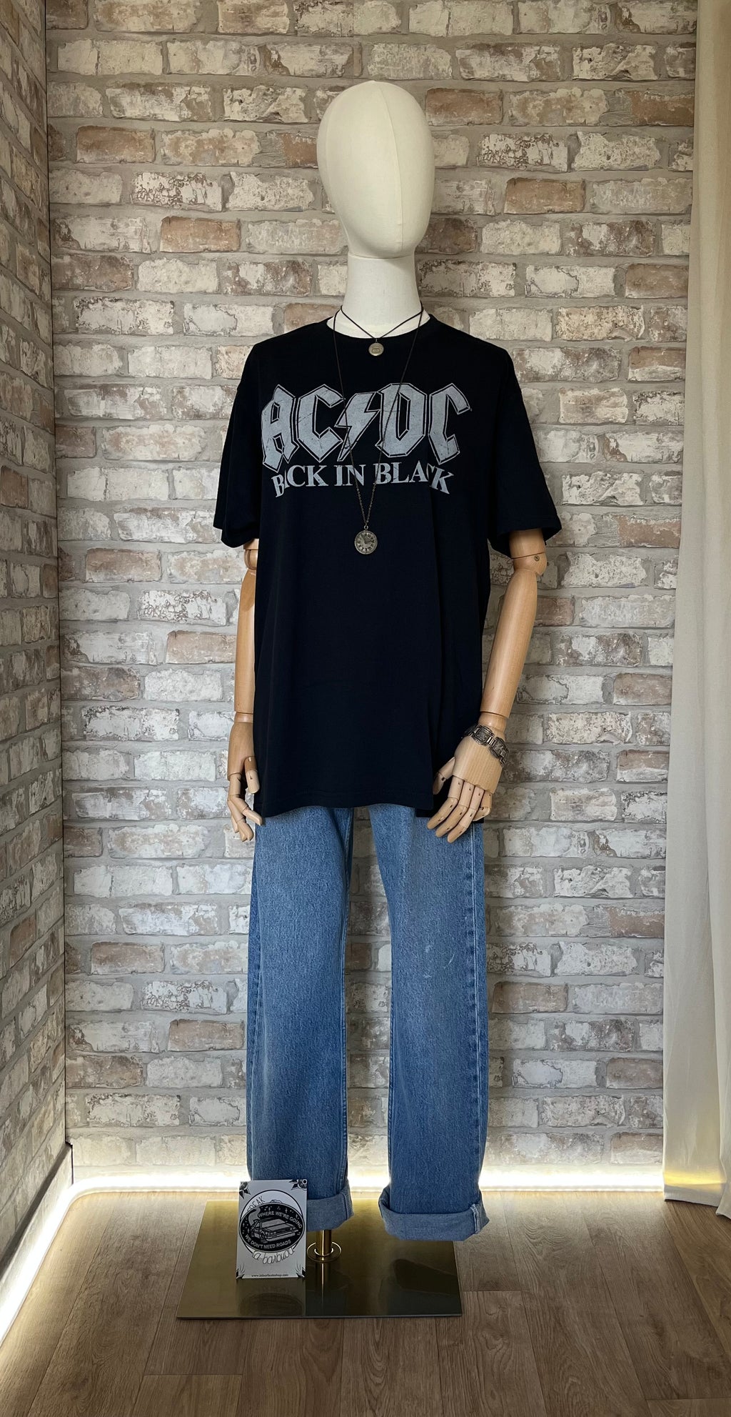 Tshirt AC/DC et jean 501 vintage / Patch La Barbuda - Retour vers le futur / Collier ras de cou Les Bijoux de Sophie / Sautoir Alice aux pays des merveilles / Bracelet Basque vintage