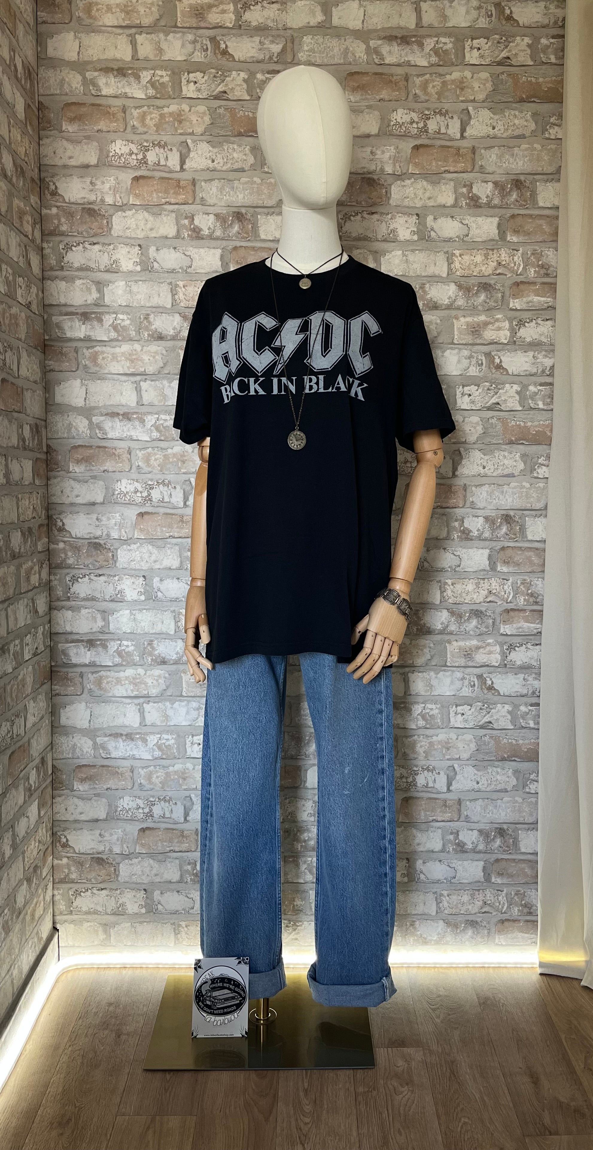 Tshirt AC/DC et jean 501 vintage / Patch La Barbuda - Retour vers le futur / Collier ras de cou Les Bijoux de Sophie / Sautoir Alice aux pays des merveilles / Bracelet Basque vintage