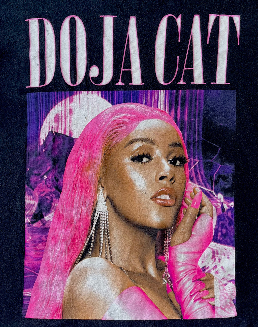 T-Shirt DojaCat | Pink Néon / gros plan