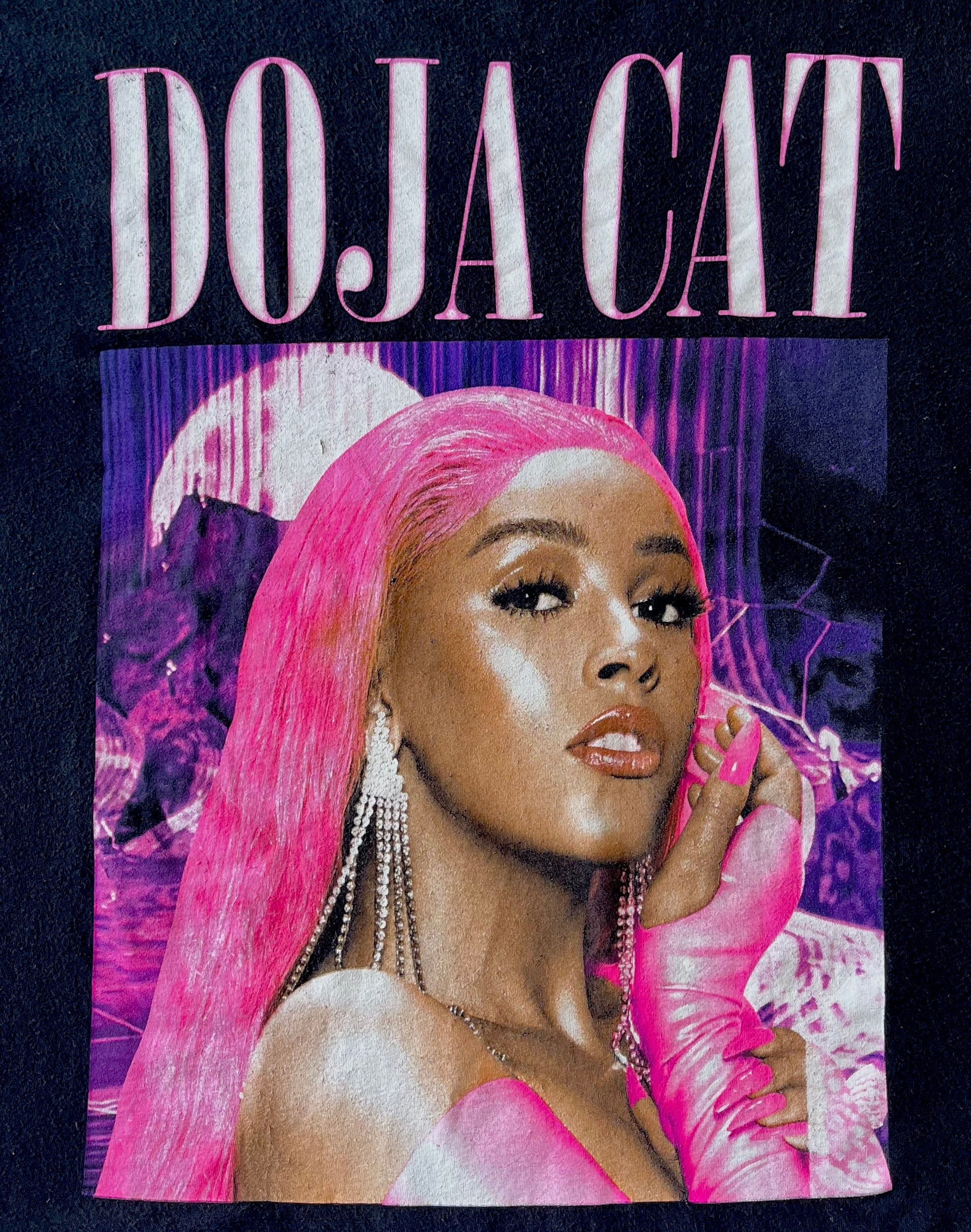 T-Shirt DojaCat | Pink Néon / gros plan