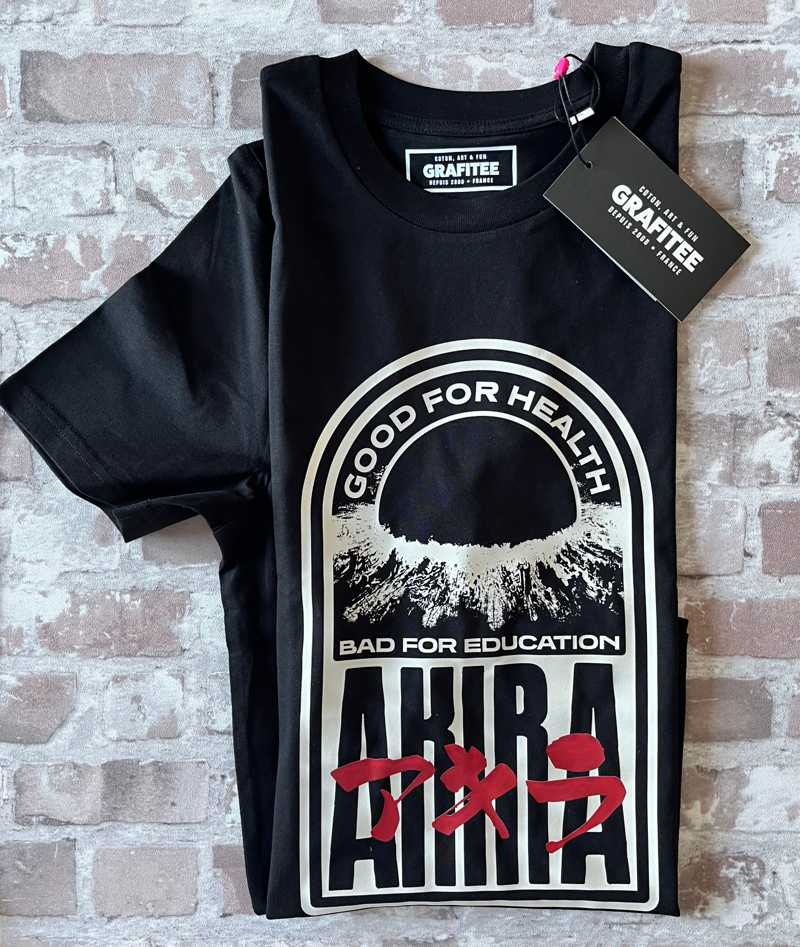 Tshirt Grafitee AKIRA à plat, plié