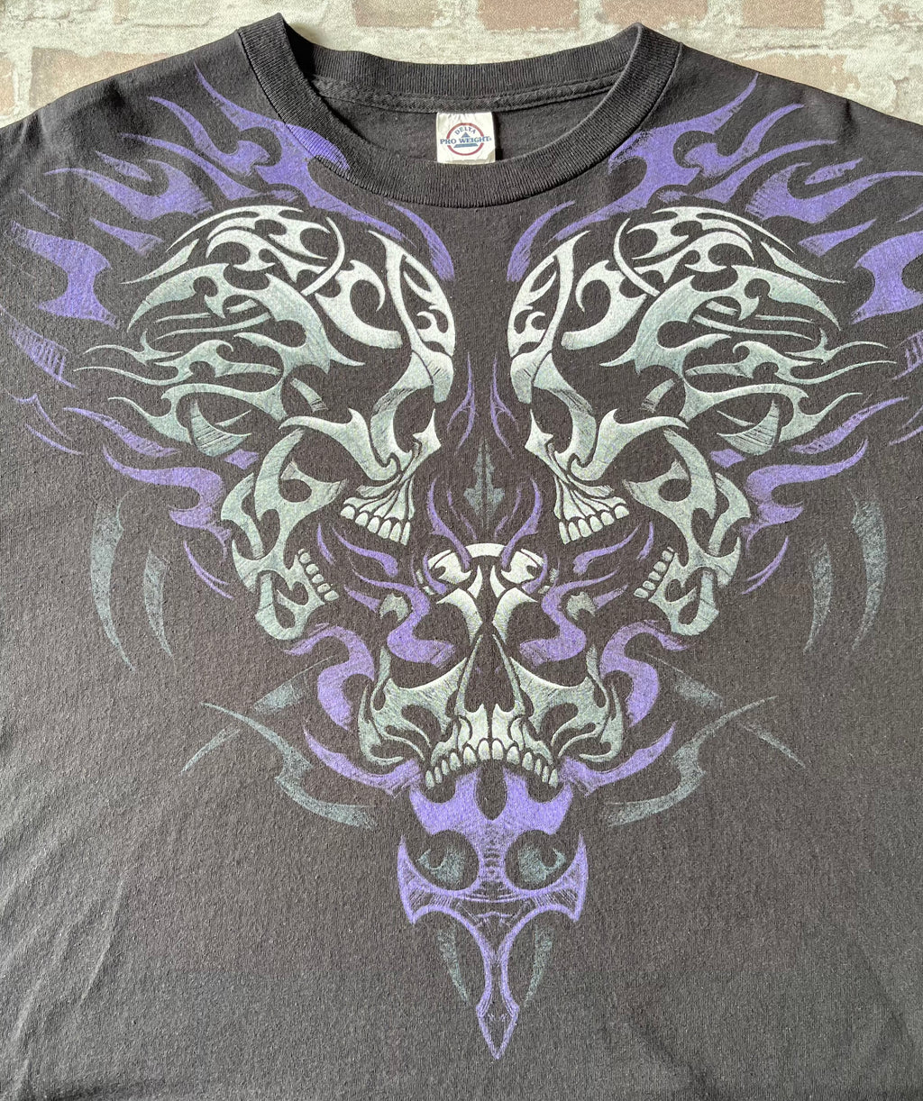 T-Shirt Vintage Delta Pro Weight | Tribal & Skulls Design | Noir & Violet / gros plan