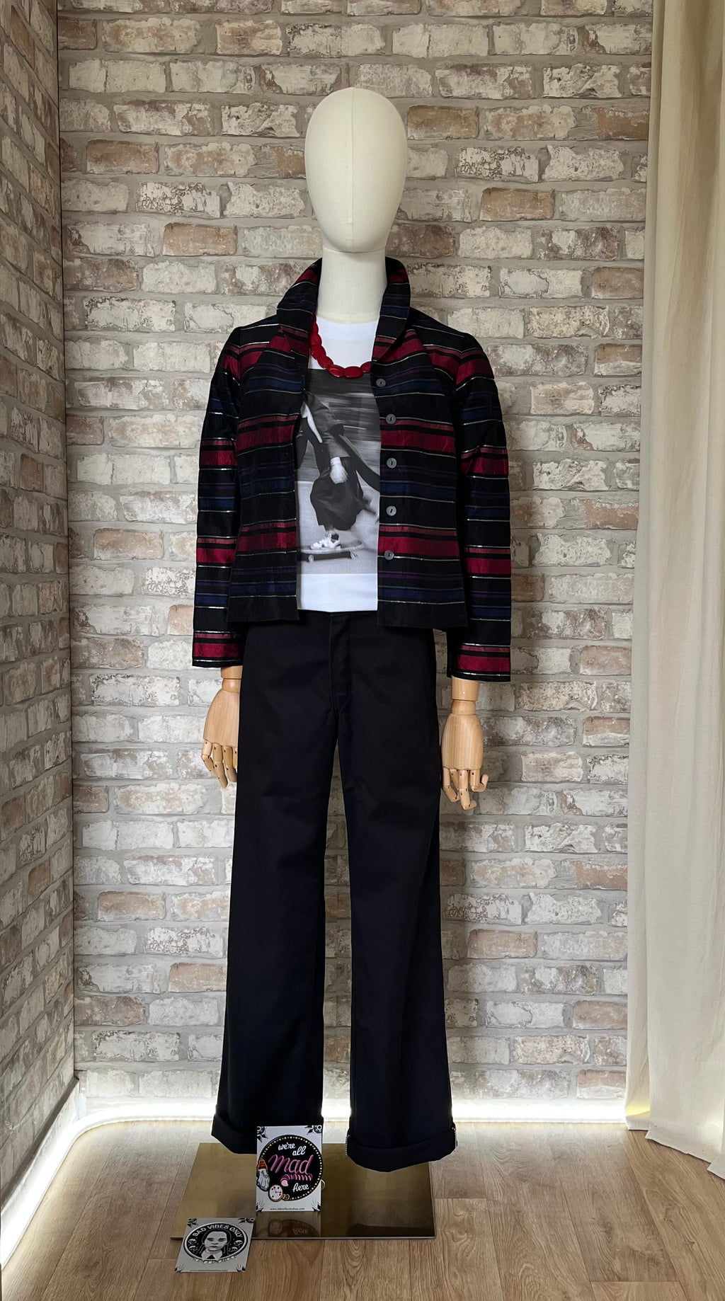 Veste - Chemise en Soie Sauvage Rayée | Talbots Vintage / T-Shirt Nonne & Skate | Blanc - S | Grafitee / Pantalon Dickies 874 Original Fit - Noir | Deadstock/ Collier Plastron Vintage en Bois Rouge Carmin / Patchs La Barbuda