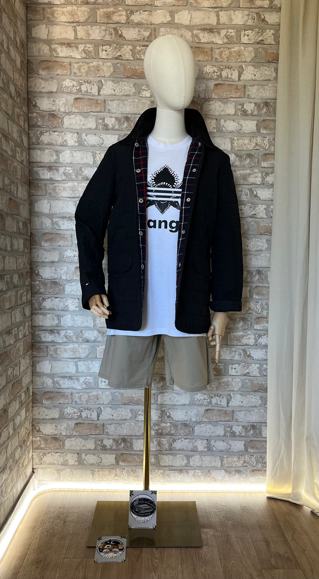 Veste Vintage en Toile Matelassée | Tommy Hilfiger Noire | Col Velours & Doublure Tartan | 00s / TShirt Grafitee / Bermuda Dickies / Patchs La Barbuda