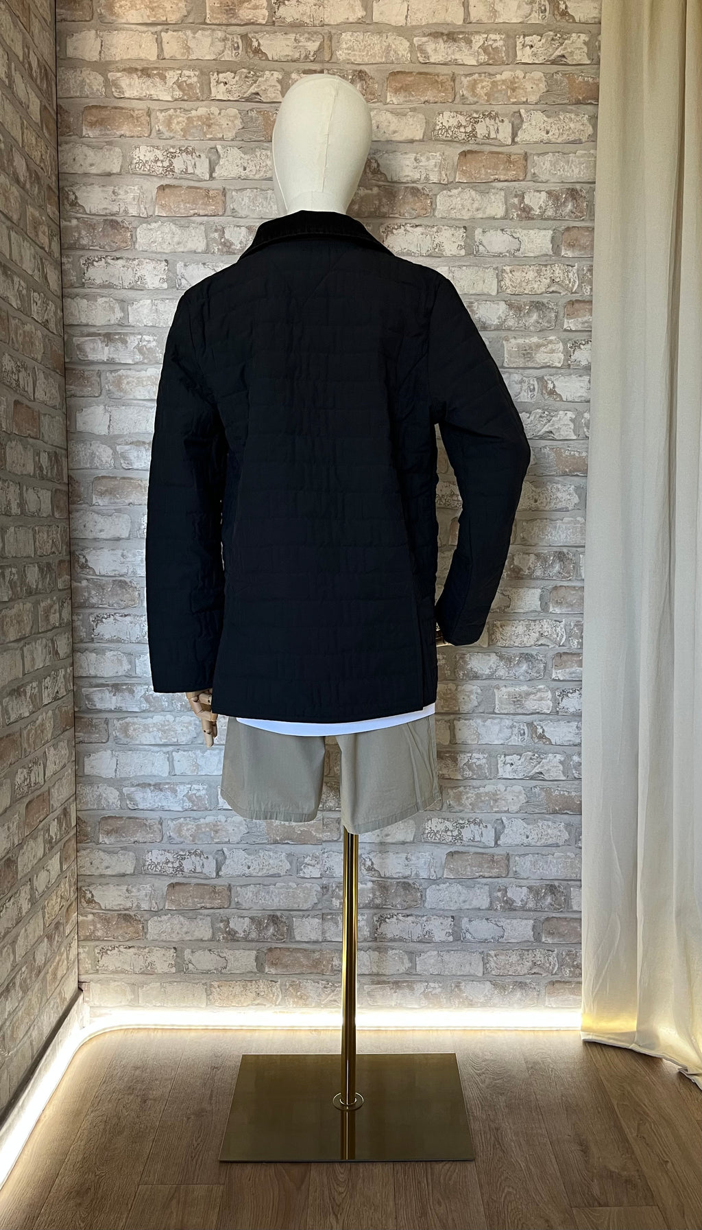 Veste Vintage en Toile Matelassée | Tommy Hilfiger Noire | Col Velours & Doublure Tartan | 00s / TShirt Grafitee / Bermuda Dickies / Patchs La Barbuda / dos