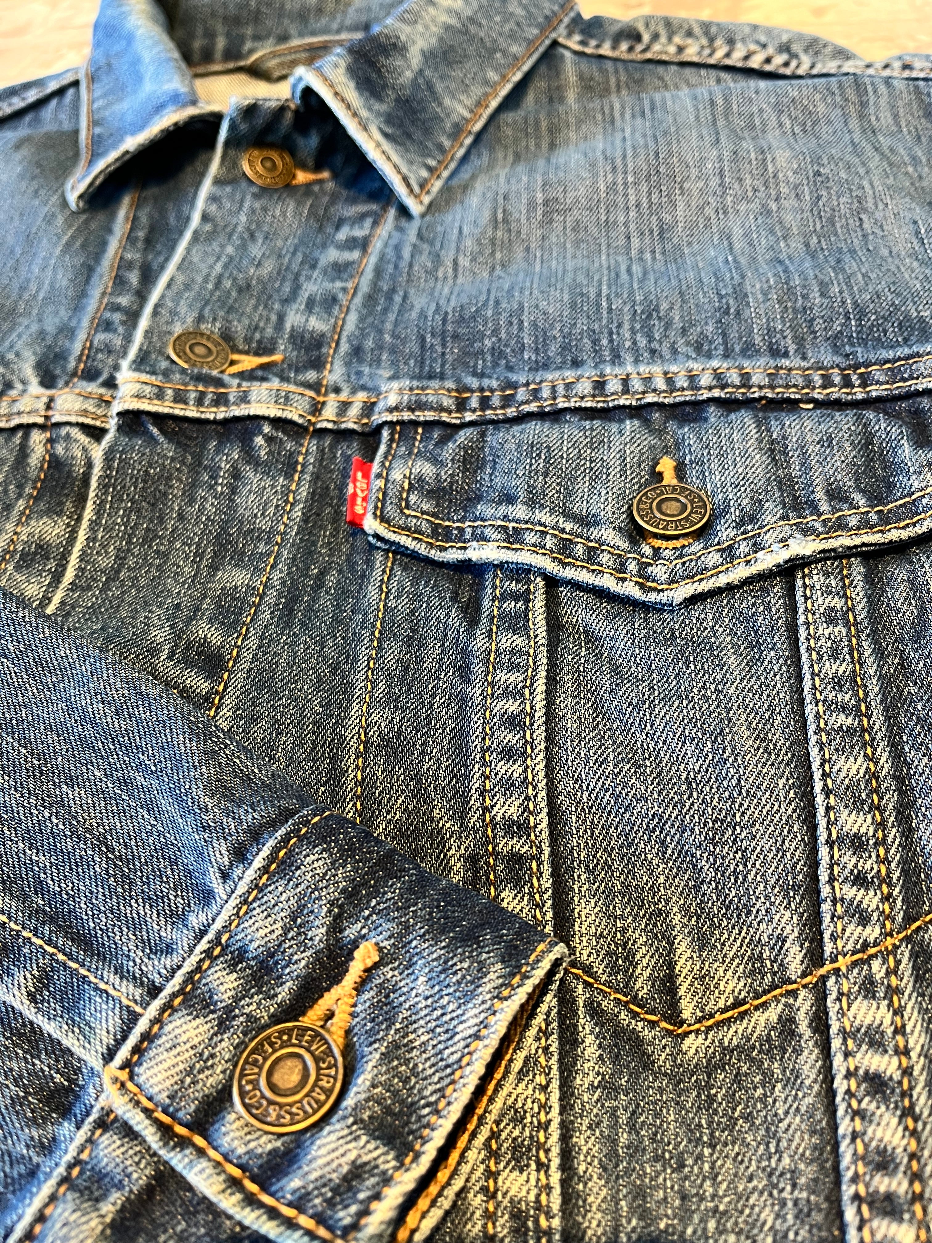 Veste en Jean 70507 Levi's | Vintage 00s | Bleu Medium | Trucker Jacket 00s / détails col boutonnière poignets et poche avec red tab