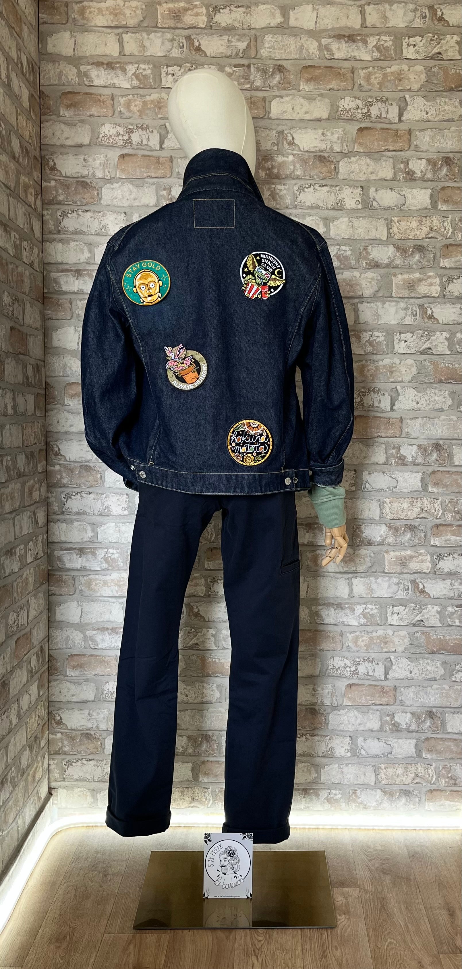 Vue arrière d'un pantalon Dickies bleu royal associé à une veste en jean Levi's personnalisée avec des patchs La Barbuda.