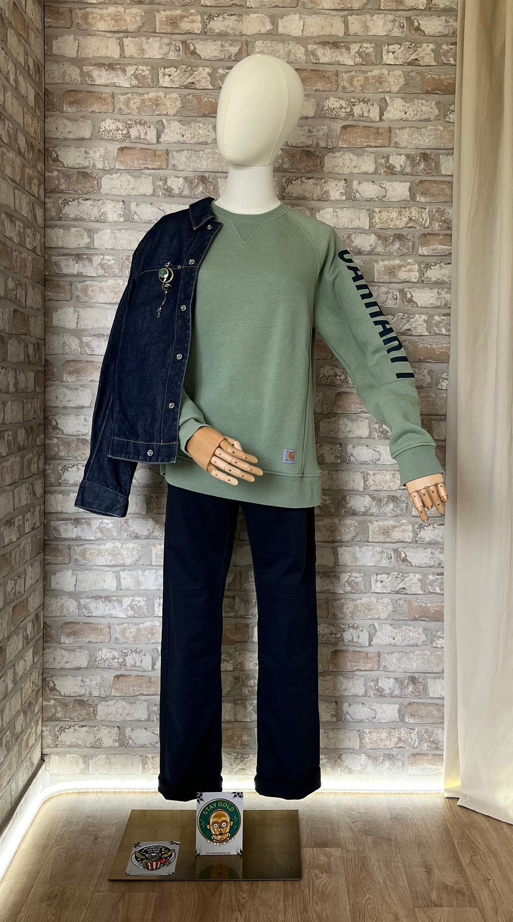 Sweat col rond Carhartt vert sauge porté sous une veste en jean brut Levi's Engineered avec un pantalon Dickies bleu royal ( et des patchs La Barbuda )