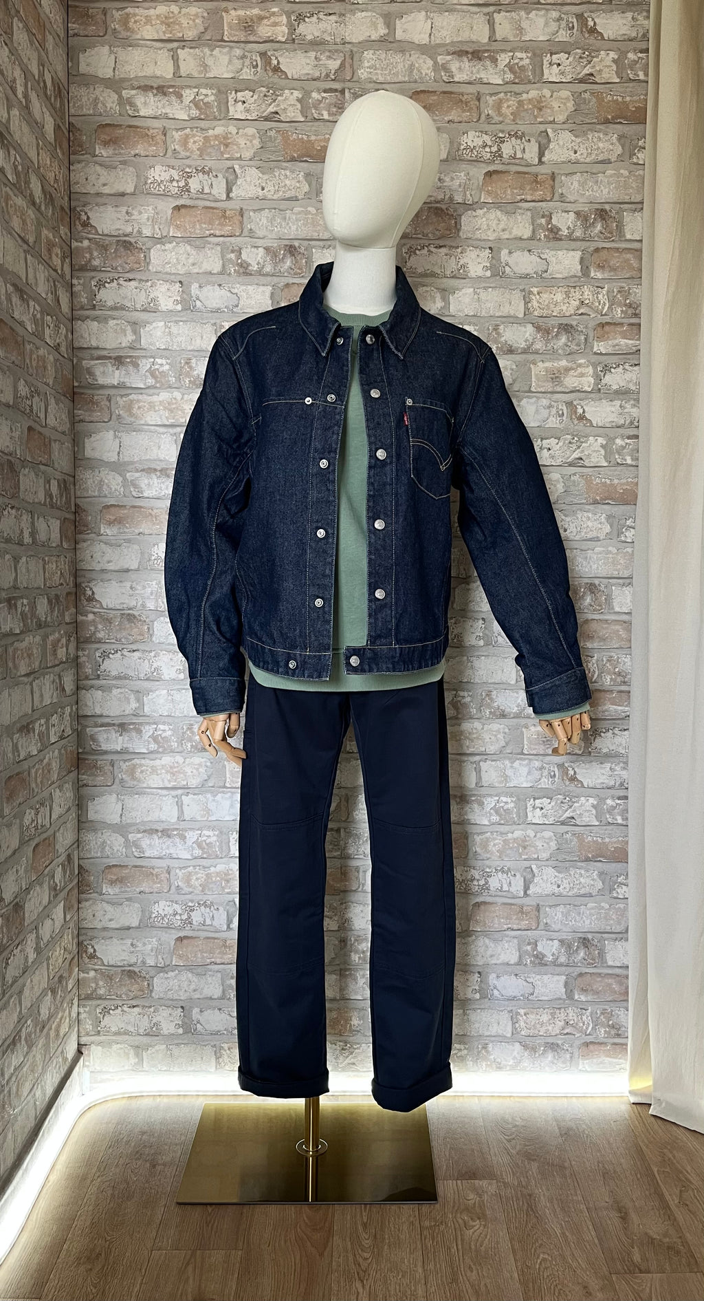 Pantalon slim Dickies Double Knee bleu royal porté avec une veste en jean brut Levi's Engineered et un sweat Carhartt, vue de face.