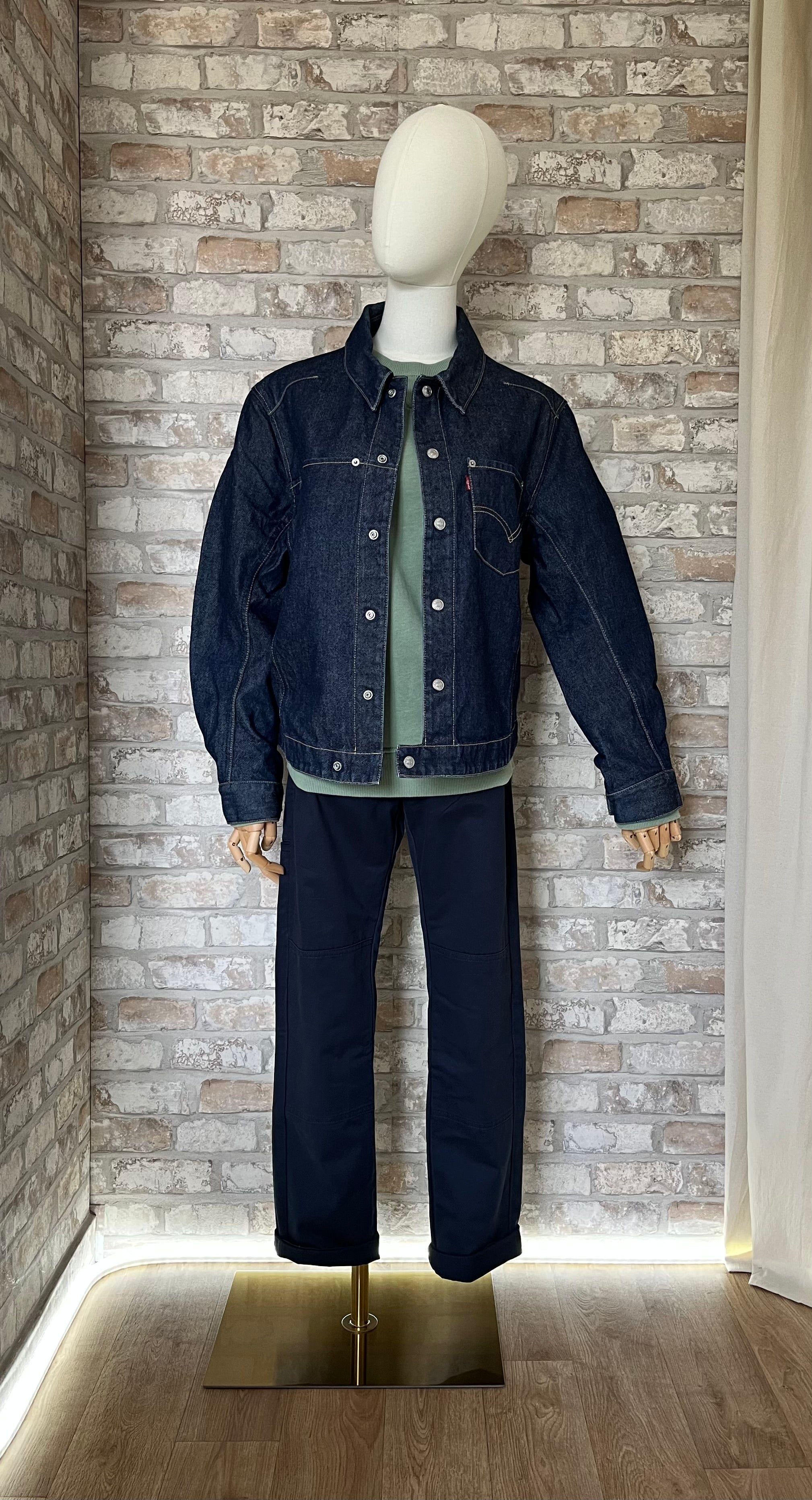 Pantalon slim Dickies Double Knee bleu royal porté avec une veste en jean brut Levi's Engineered et un sweat Carhartt, vue de face.