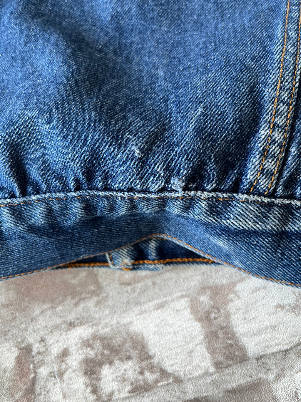 Veste en jean vintage Horizons Outerwear des années 90 de style chore jacket en denim bleu délavé / détail petit accroc dans le dos