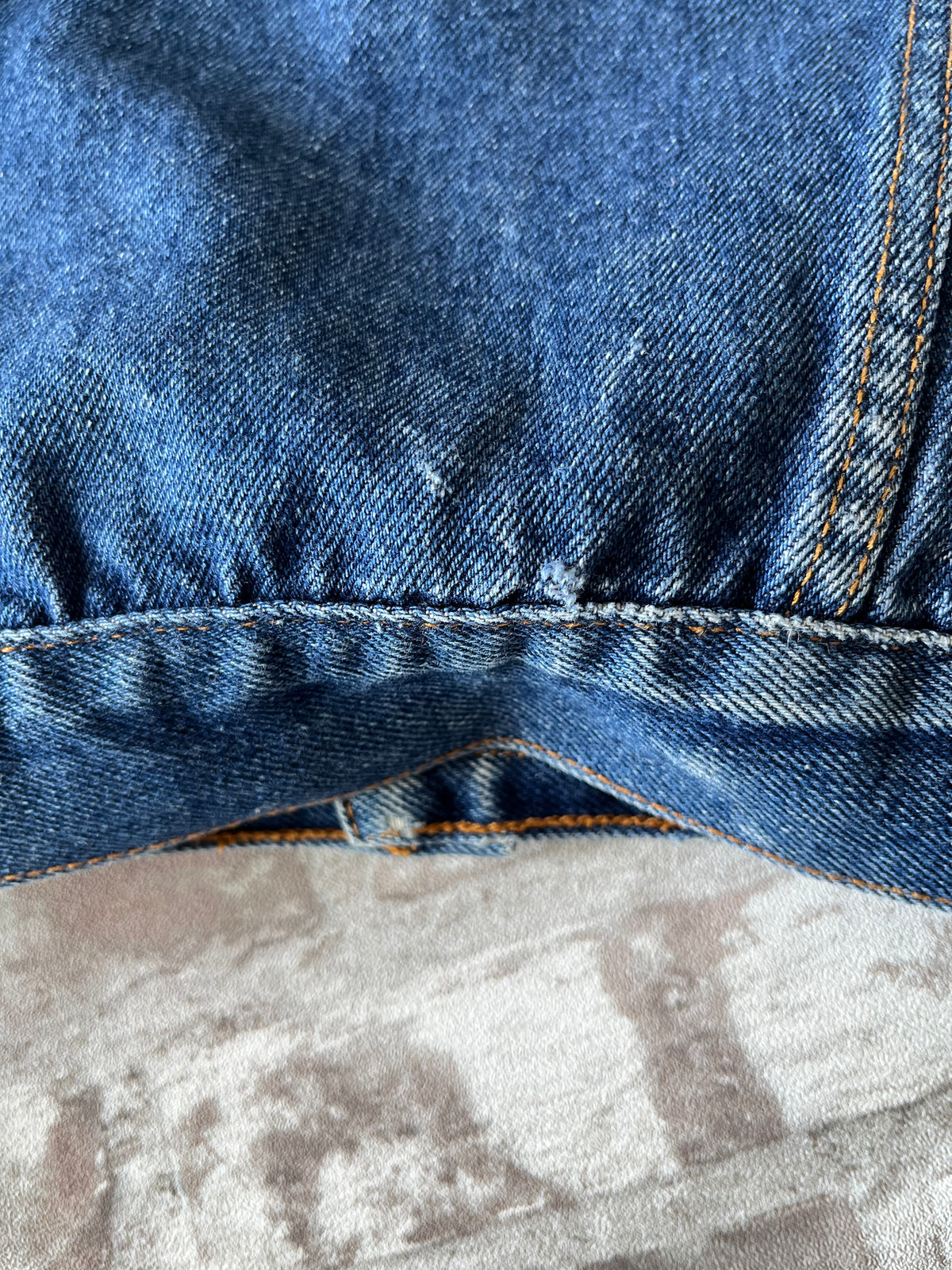 Veste en jean vintage Horizons Outerwear des années 90 de style chore jacket en denim bleu délavé / détail petit accroc dans le dos