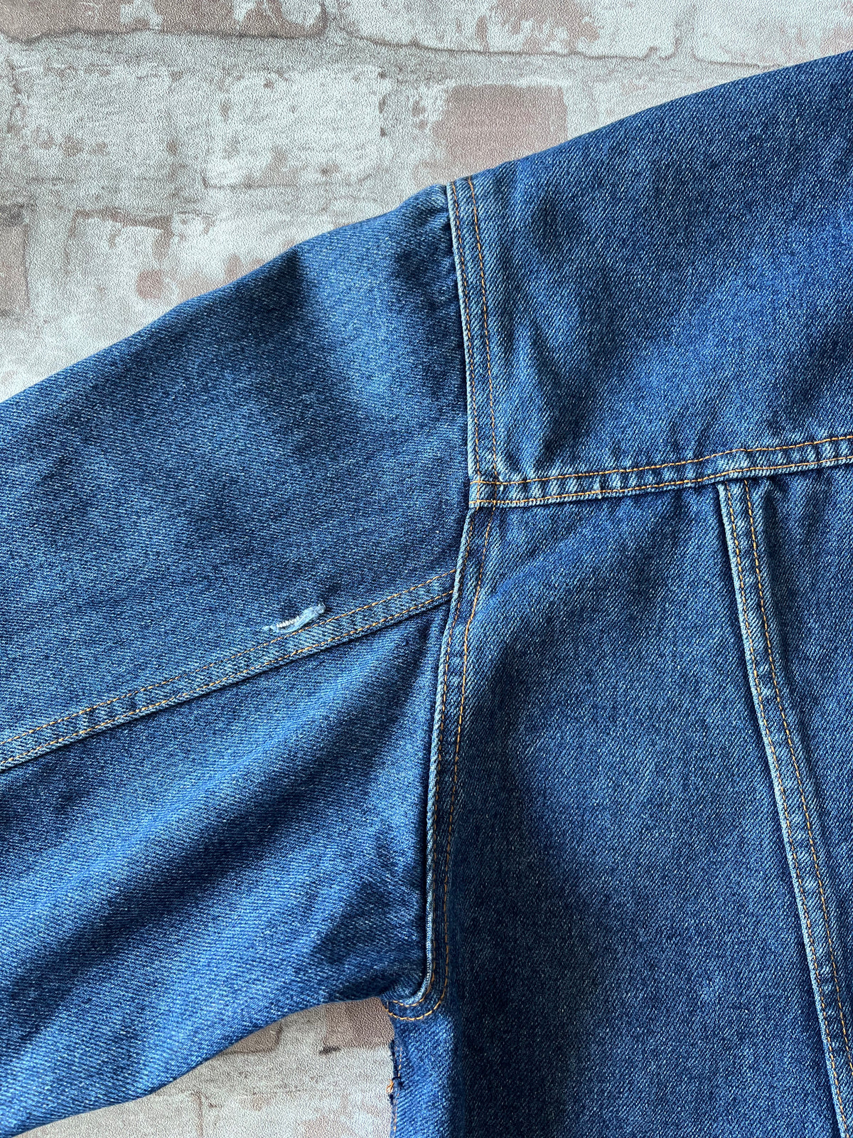 Veste en jean vintage Horizons Outerwear des années 90 de style chore jacket en denim bleu délavé / détail petit accroc manche