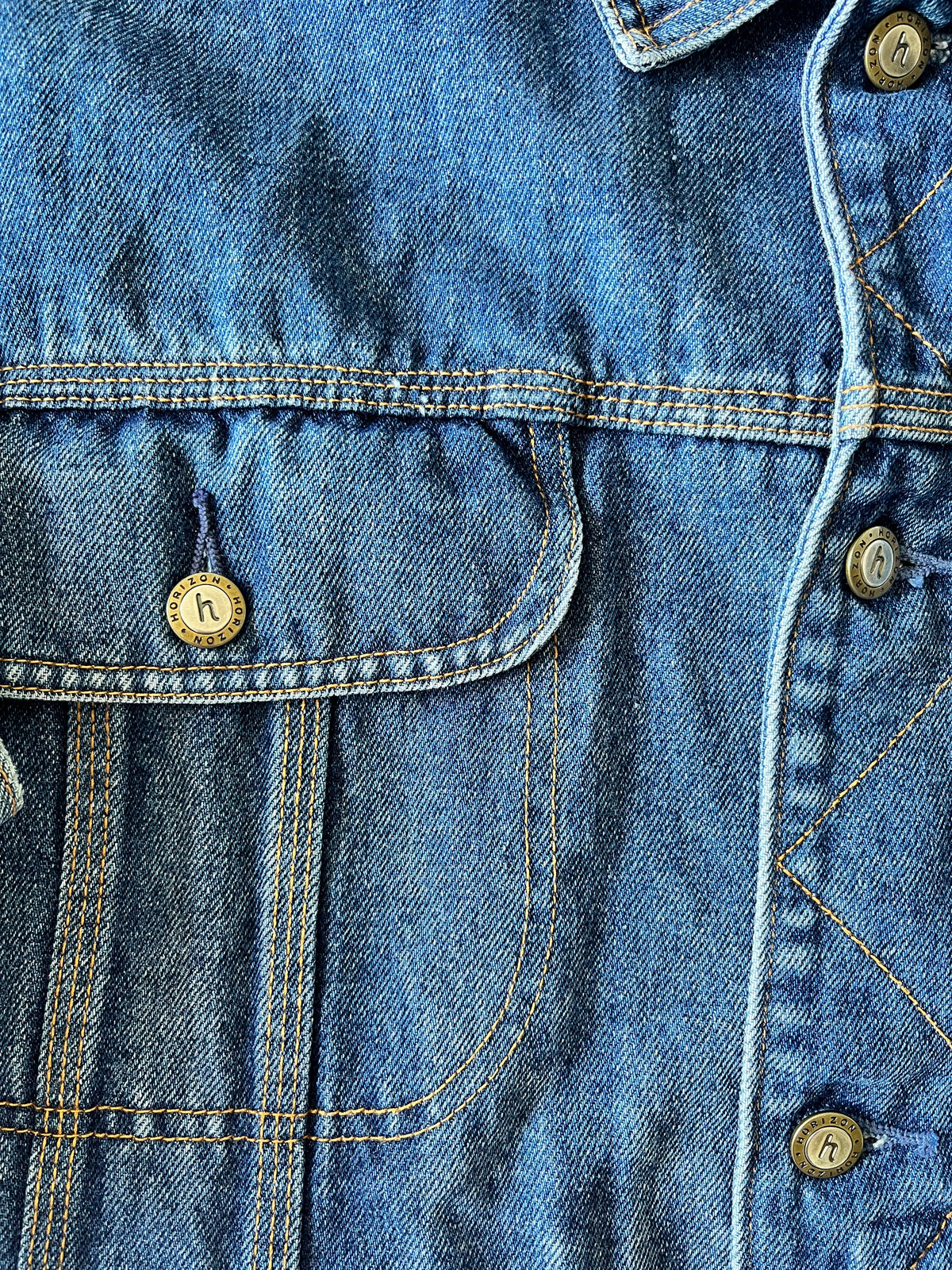 Veste en jean vintage Horizons Outerwear des années 90 de style chore jacket en denim bleu délavé / détails poche , surpiqûres et boutons