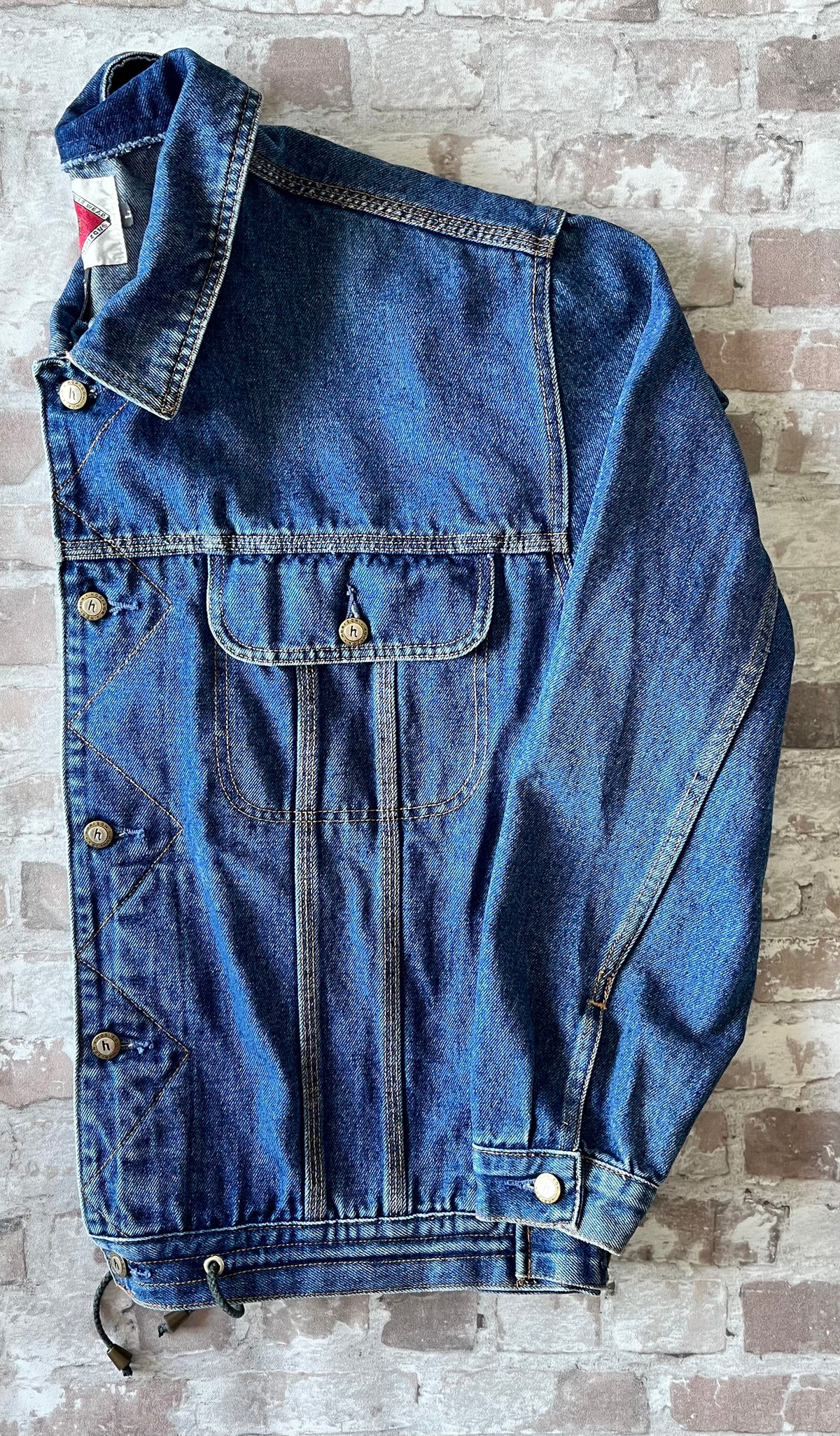Veste en jean vintage Horizons Outerwear des années 90 de style chore jacket en denim bleu délavé, présentée pliée , de profil et à plat 
