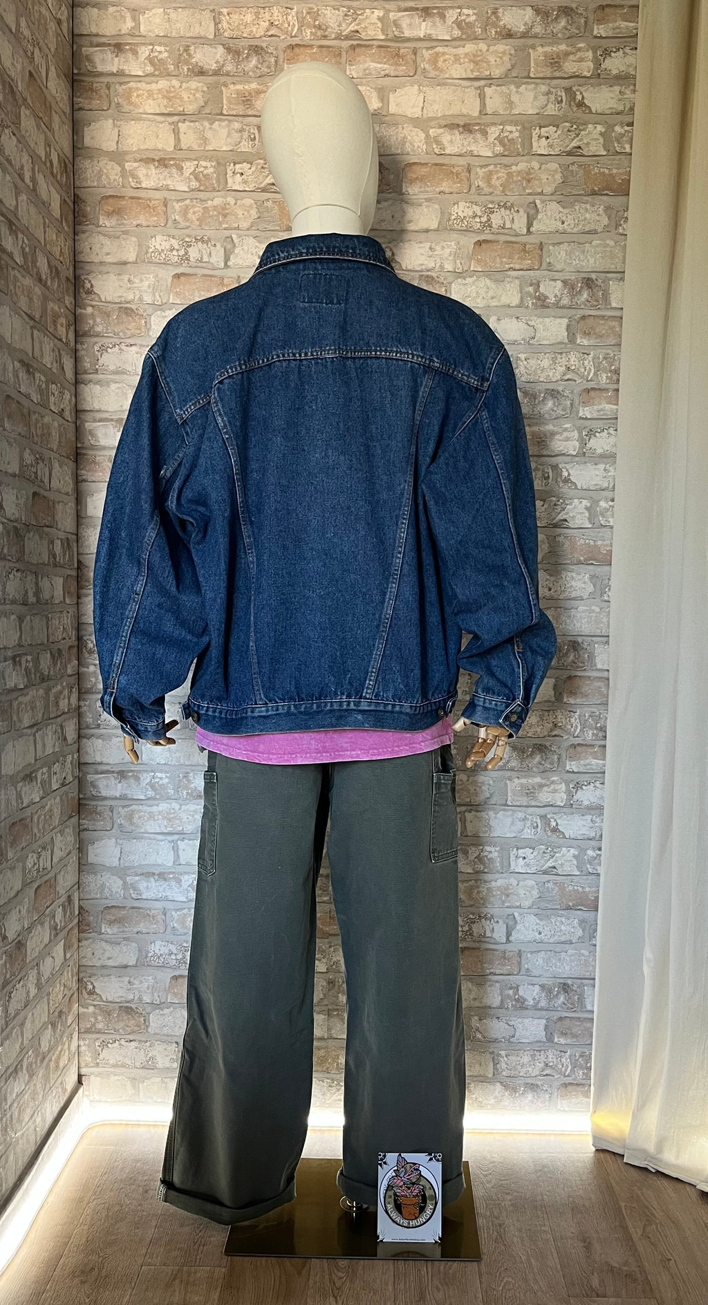 Veste en Jean Horizons Outerwear, Denim "Chore" , Vintage 90s exposée avec un pantalon Carhartt, sur un mannequin de dos ( Patch La Barbuda au sol )