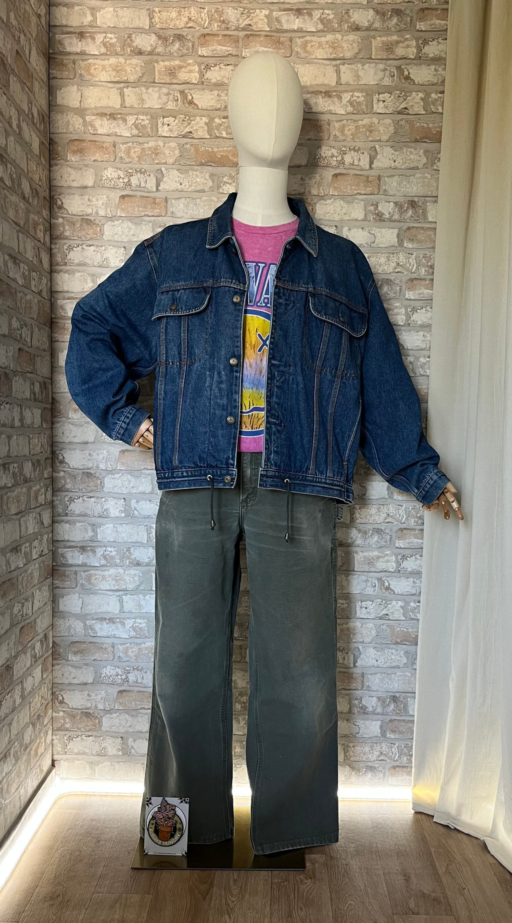 Veste en Jean Horizons Outerwear, Denim "Chore" , Vintage 90s exposée avec un pantalon Carhartt et un t-shirt Nirvana ,sur un mannequin de face (et au sol un Patch La Barbuda)
