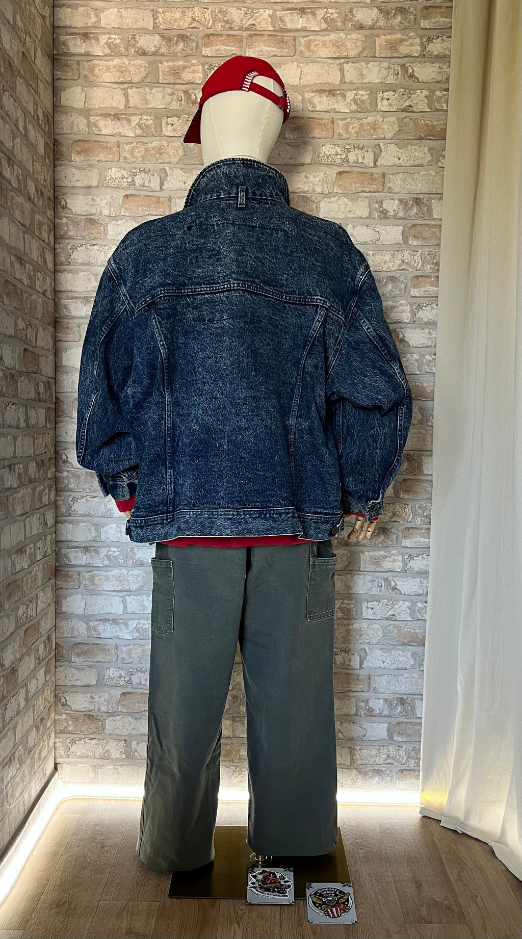 Un mannequin , de dos , avec un pantalon Carhartt , une veste en Jean Lee Rider Vintage , Édition "Easy Rider" , années 80s-90s , une casquette vintage Honda Racing rouge et au sol des Patchs La Barbuda