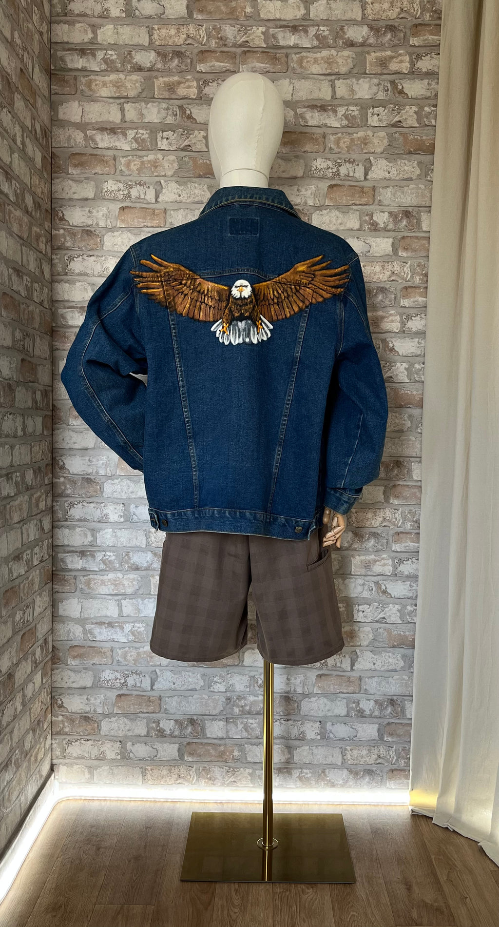 Veste en Jean Lee Vintage Customiséeavec un Aigle Majestueux Peint Au Dos, années 90s-00s portée avec un bermuda Dickies sur un mannequin de dos