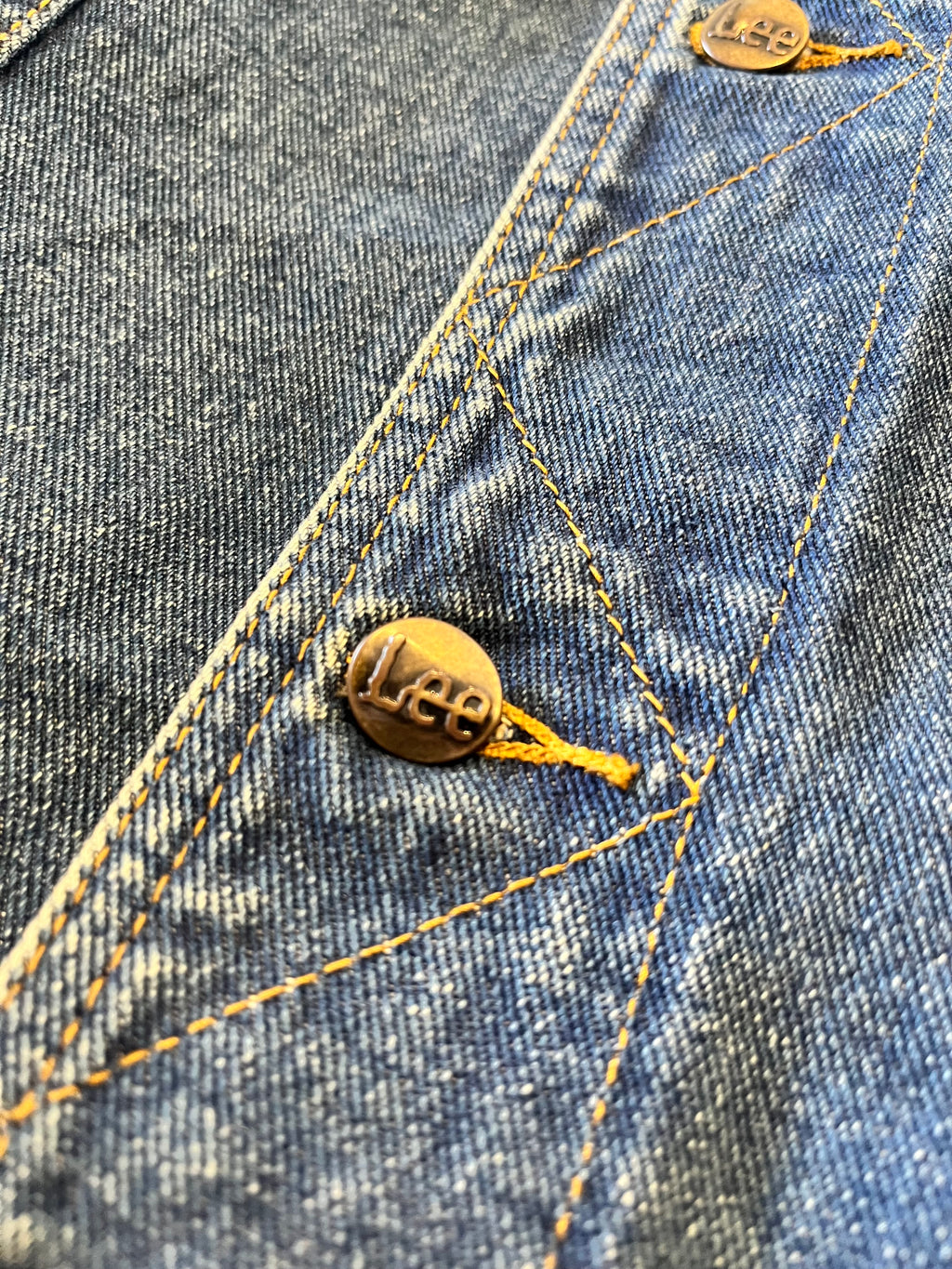 Veste en Jean Lee Vintage Customisée | Aigle Majestueux Peint Au Dos | 90s-00s / bouton déformé mais fonctionnel