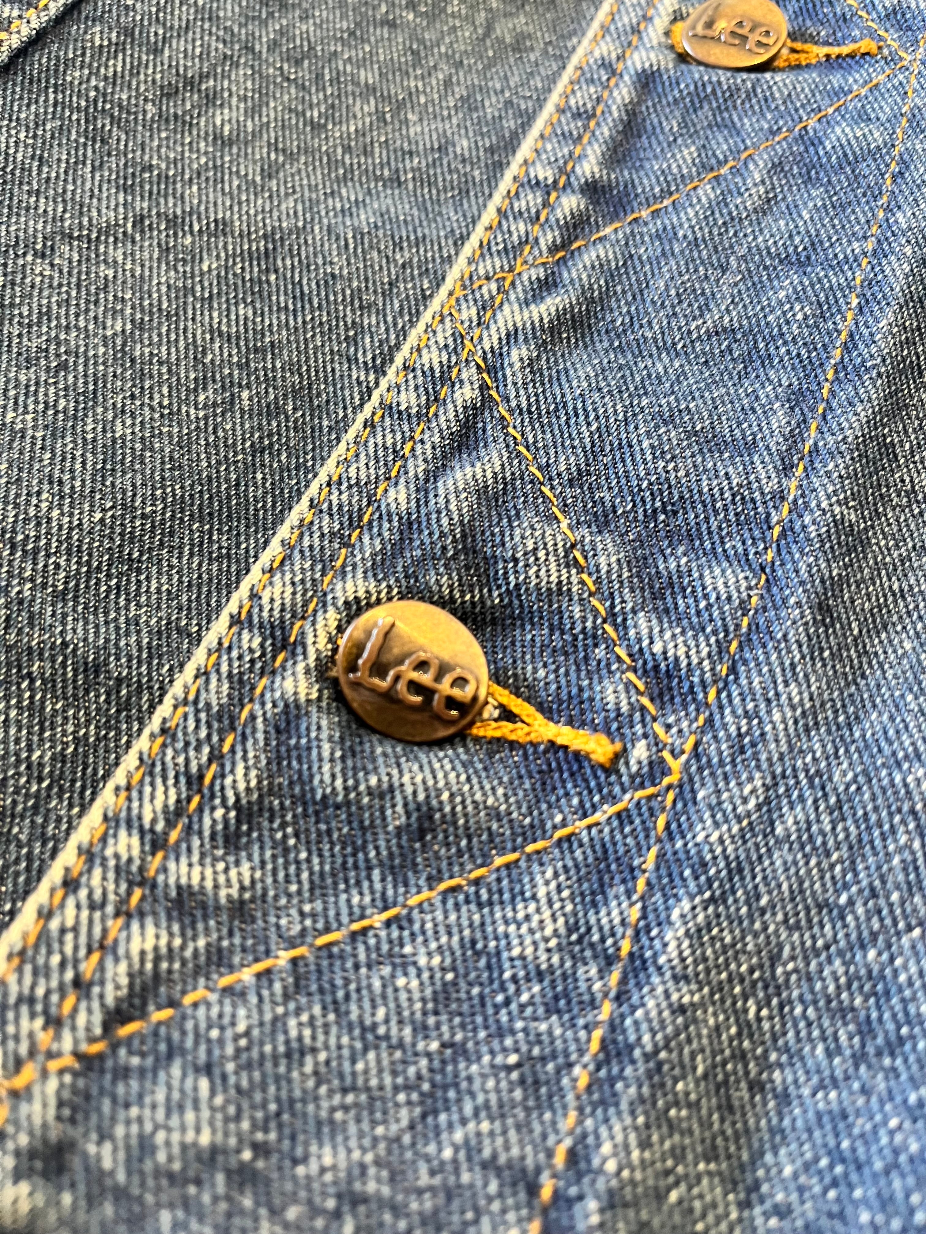 Veste en Jean Lee Vintage Customisée | Aigle Majestueux Peint Au Dos | 90s-00s / bouton déformé mais fonctionnel