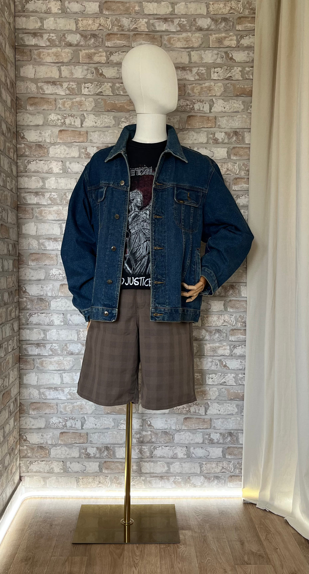 Veste en Jean Lee Vintage Customiséeavec un Aigle Majestueux Peint Au Dos, années 90s-00s portée avec un bermuda Dickies et un rock tee sur un mannequin de face