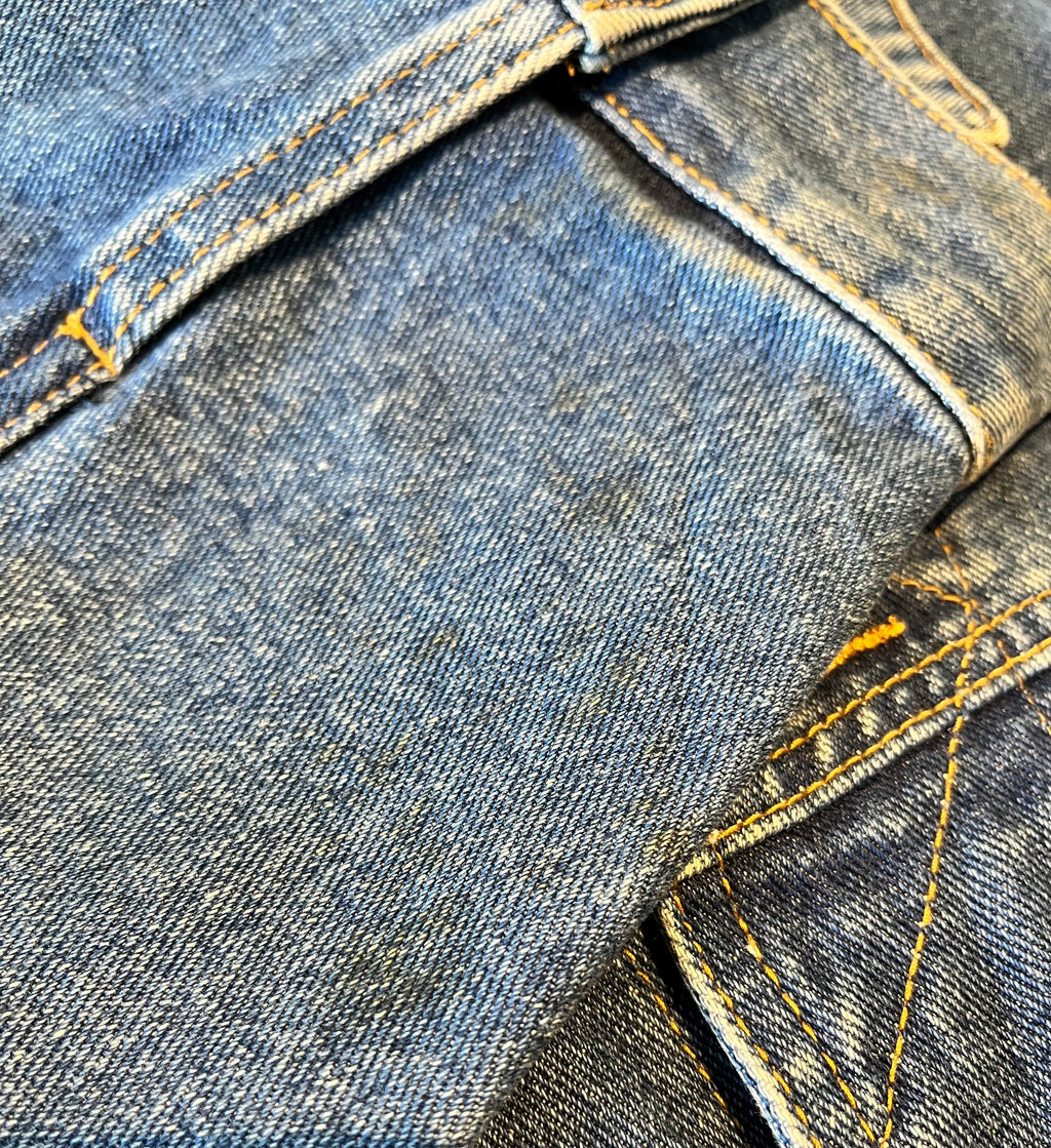 Veste en Jean Lee Vintage Customisée | Aigle Majestueux Peint Au Dos | 90s-00s / gros plan tache