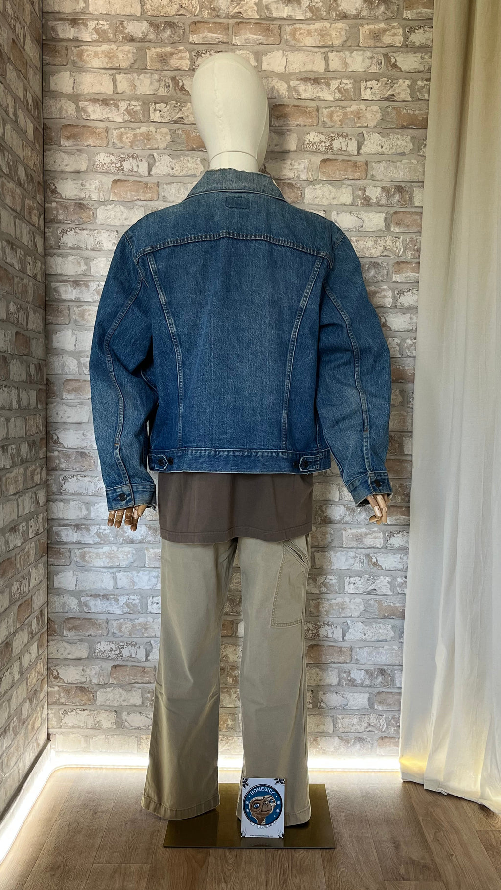 Veste en Jean Levi's 70505 Vintage , 80s , Trucker Jacket sans Poches , portée sur mannequin de dos, avec t-shirt Vintage et pantalon Carhartt et Patch La Barbuda posé au sol