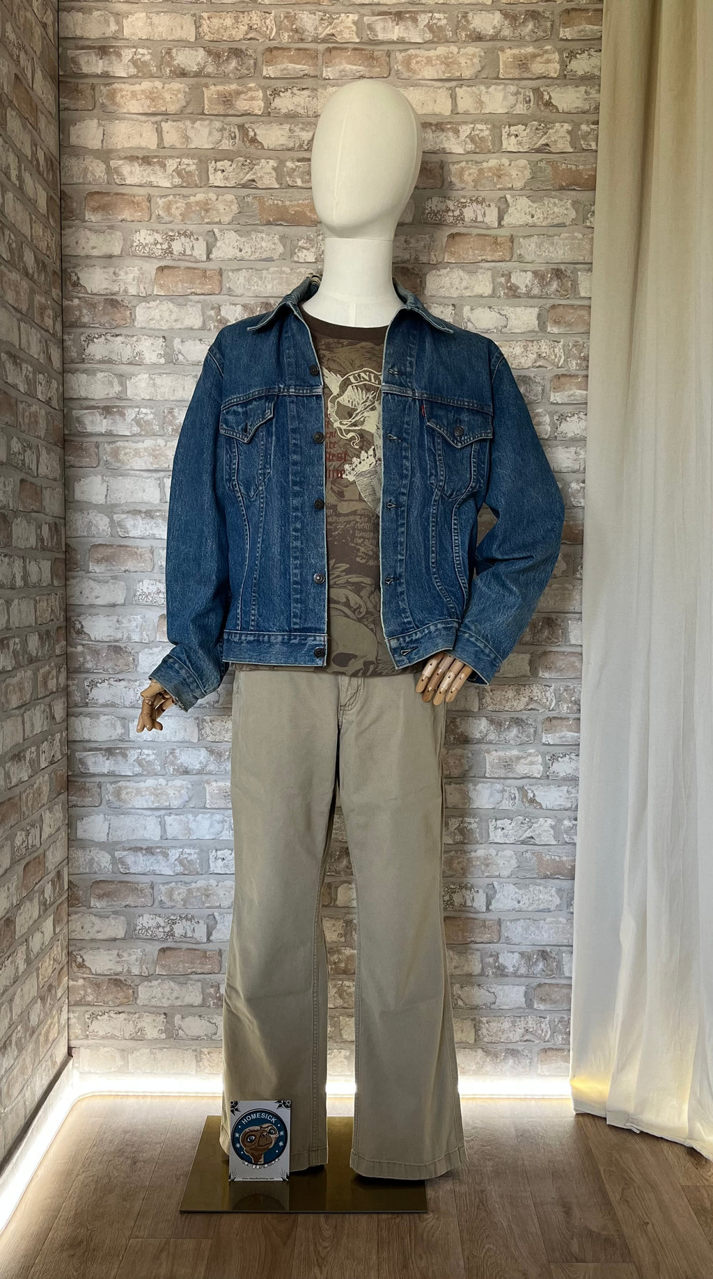 Veste en Jean Levi's 70505 Vintage , 80s , Trucker Jacket sans Poches , portée sur mannequin de face, avec t-shirt Vintage et pantalon Carhartt et Patch La Barbuda posé au sol