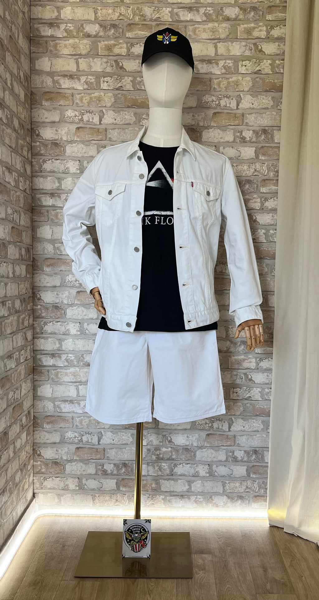 Veste en Jean Levi's Blanche Vintage Moderne de face sur mannequin de face avec casquette Grafitee Goldorak, un bermuda Dickies blanc , un Tshirt Rock Pink Floyd et au sol un Patch La Barbuda