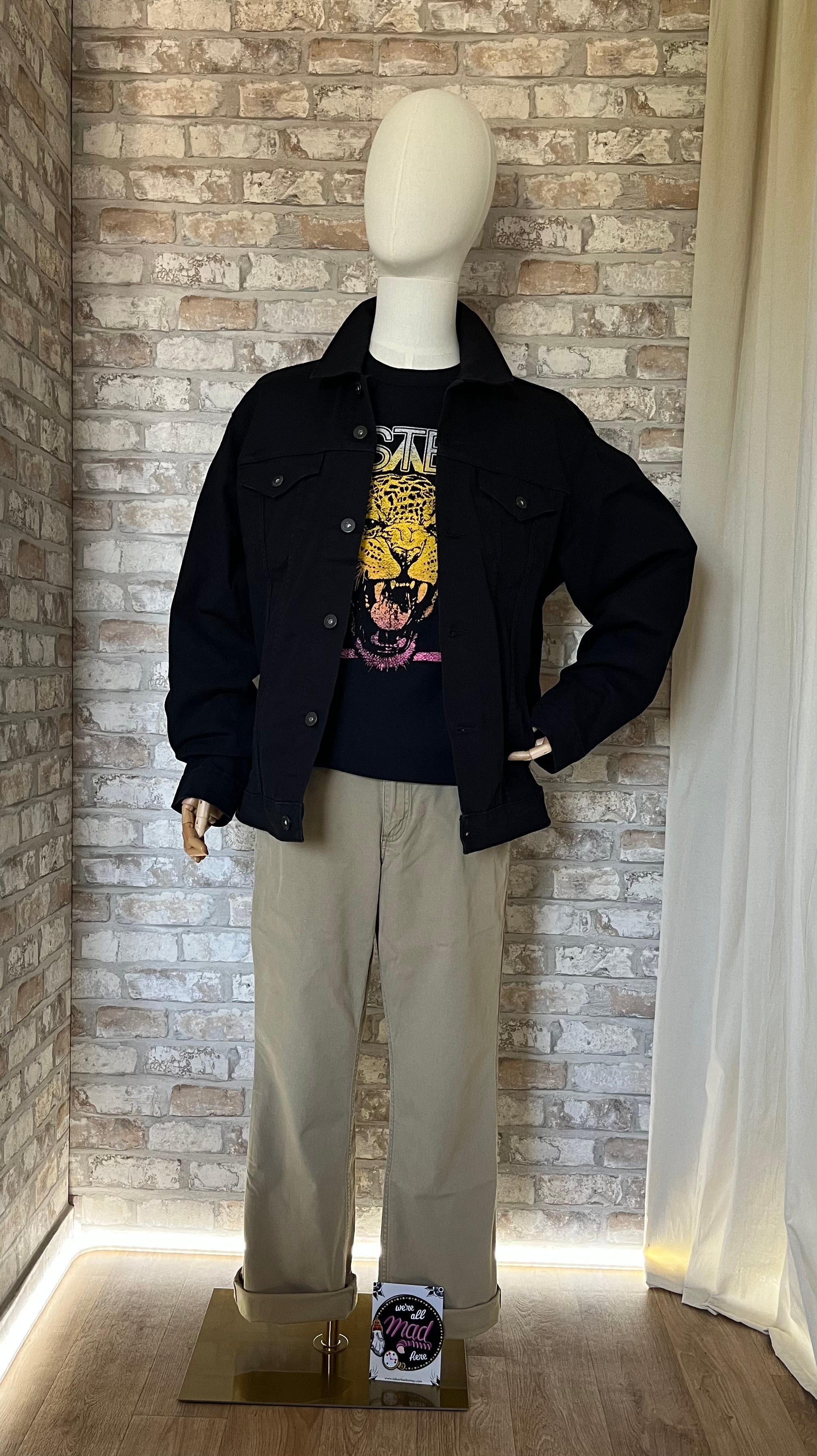 Veste en Jean Noire , Signature by Levi Strauss & Co portée sur mannequin avec pantalon Carhartt, t-shirt Def Lepard ,de face, et un patch La Barbuda posé au sol.