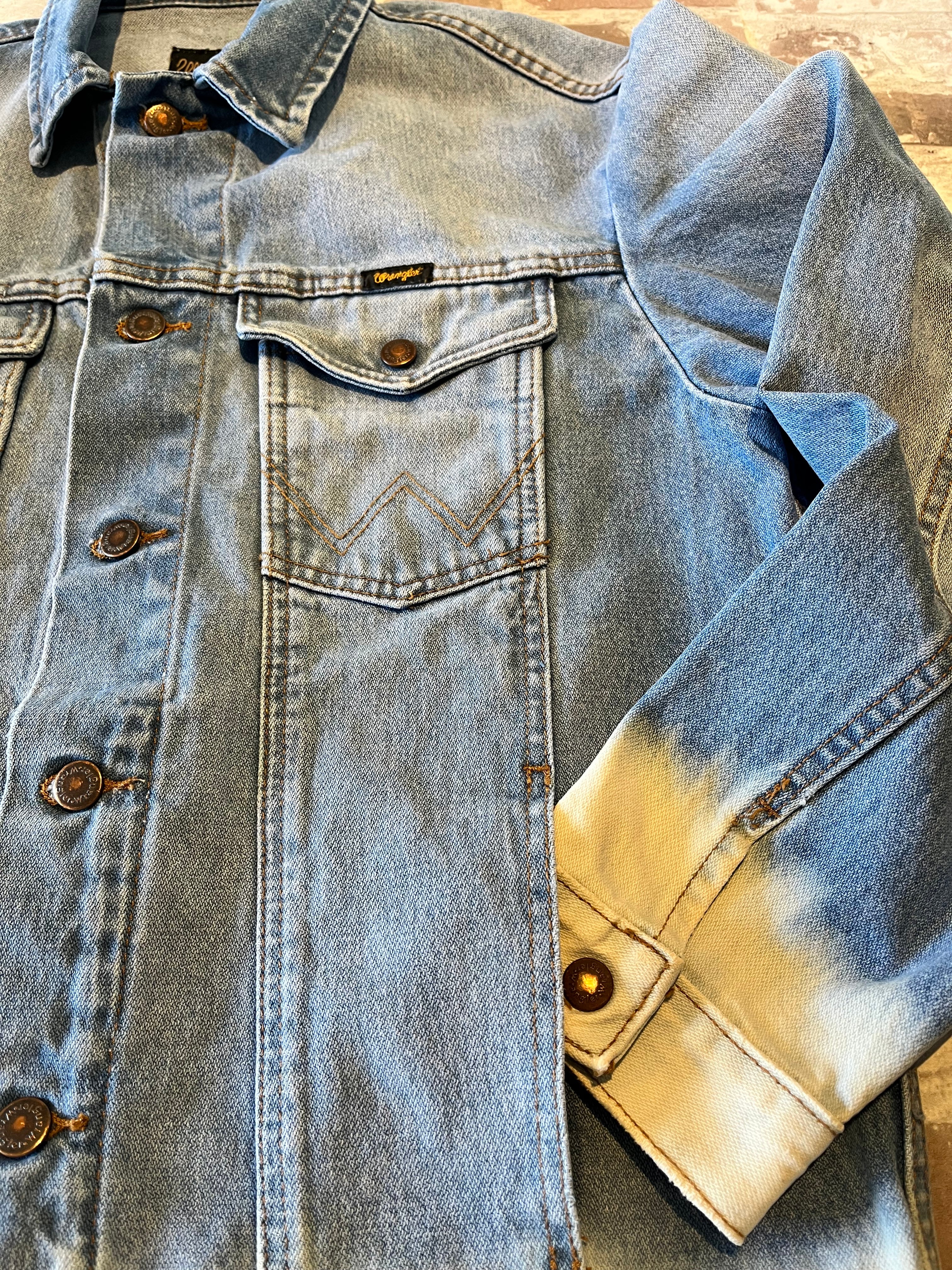 Veste en Jean Wrangler Vintage Customisée | Délavage Ombré Unique | 90s-00s / détails poches boutonnière et poignet