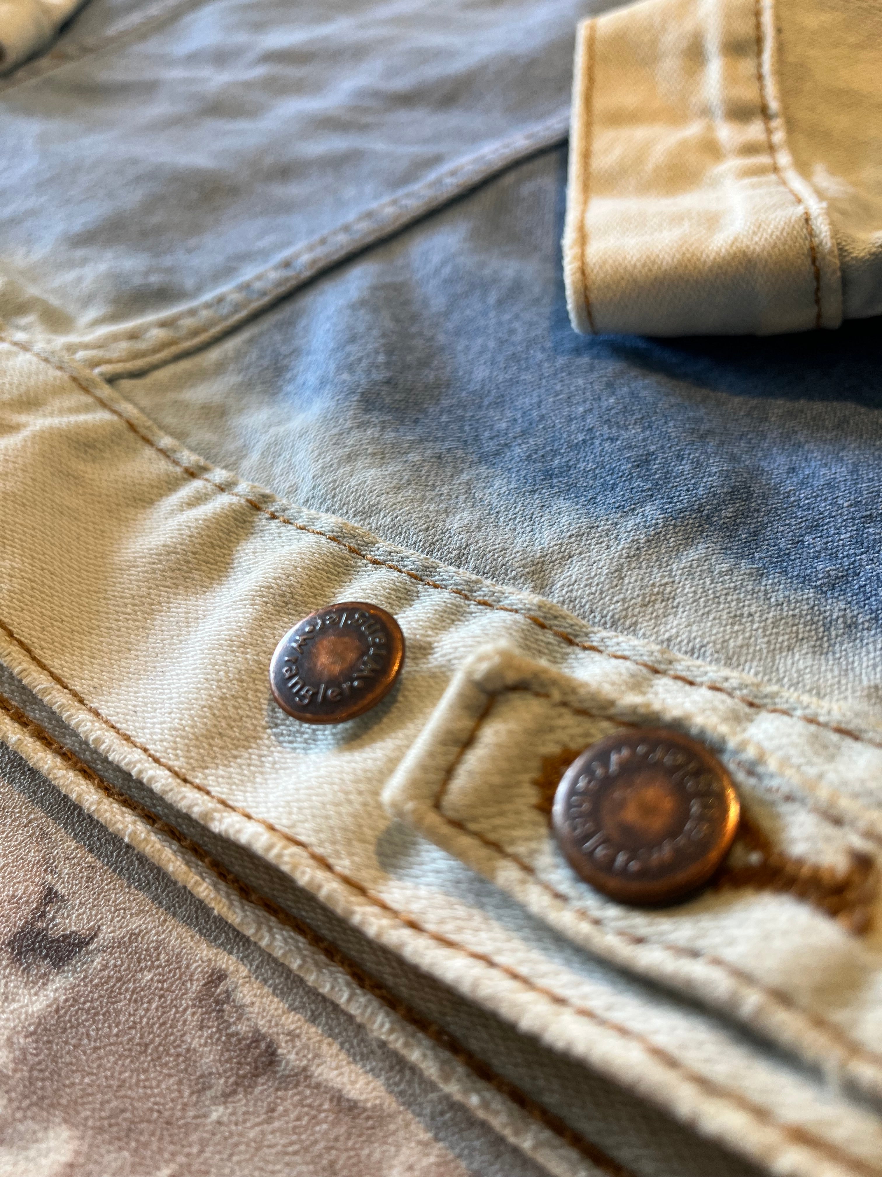 Veste en Jean Wrangler Vintage Customisée | Délavage Ombré Unique | 90s-00s / taille boutons patinés